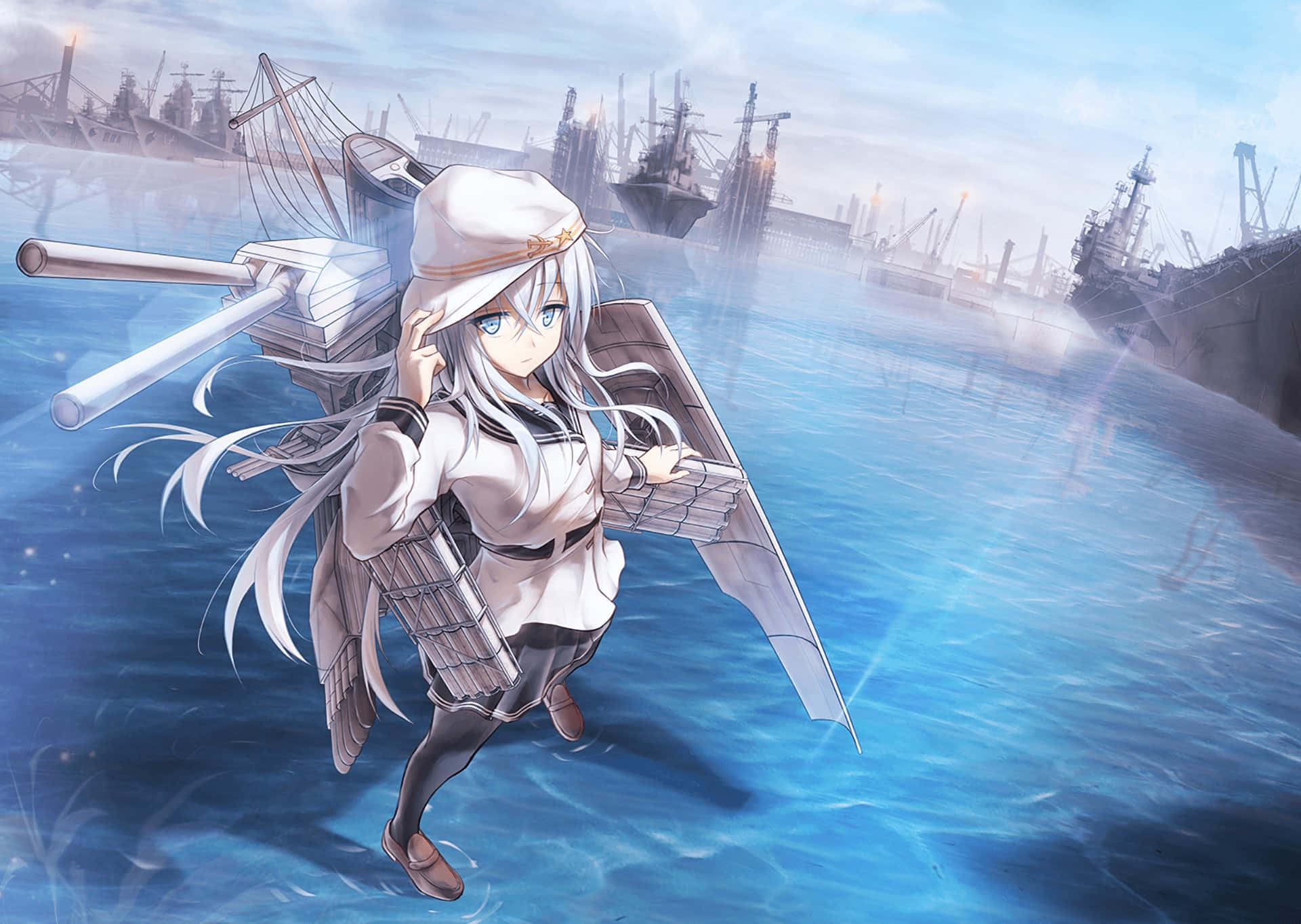 Kancolle 桌布 壁紙 — 一位銀髮動漫女孩，以船隻部件作為翅膀，站在藍色海水中，背景是陰天下的海軍造船廠。
