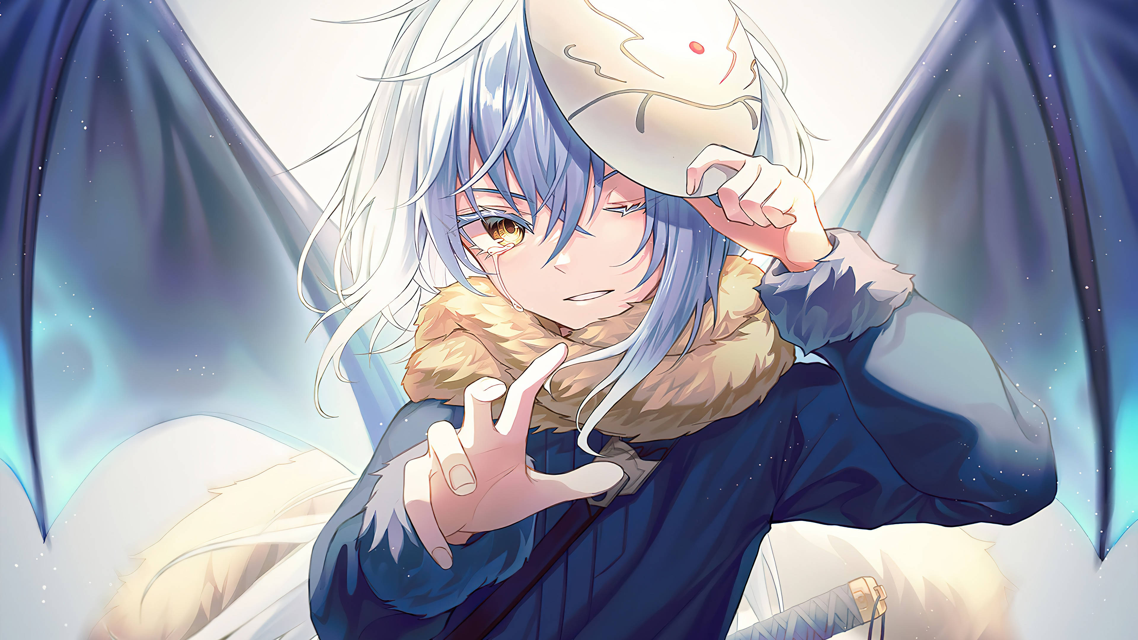Rimuru 桌布 壁紙 — 一位銀髮動漫女孩，擁有蝙蝠翅膀和狐狸面具，穿著毛領外套，輕輕放下手。