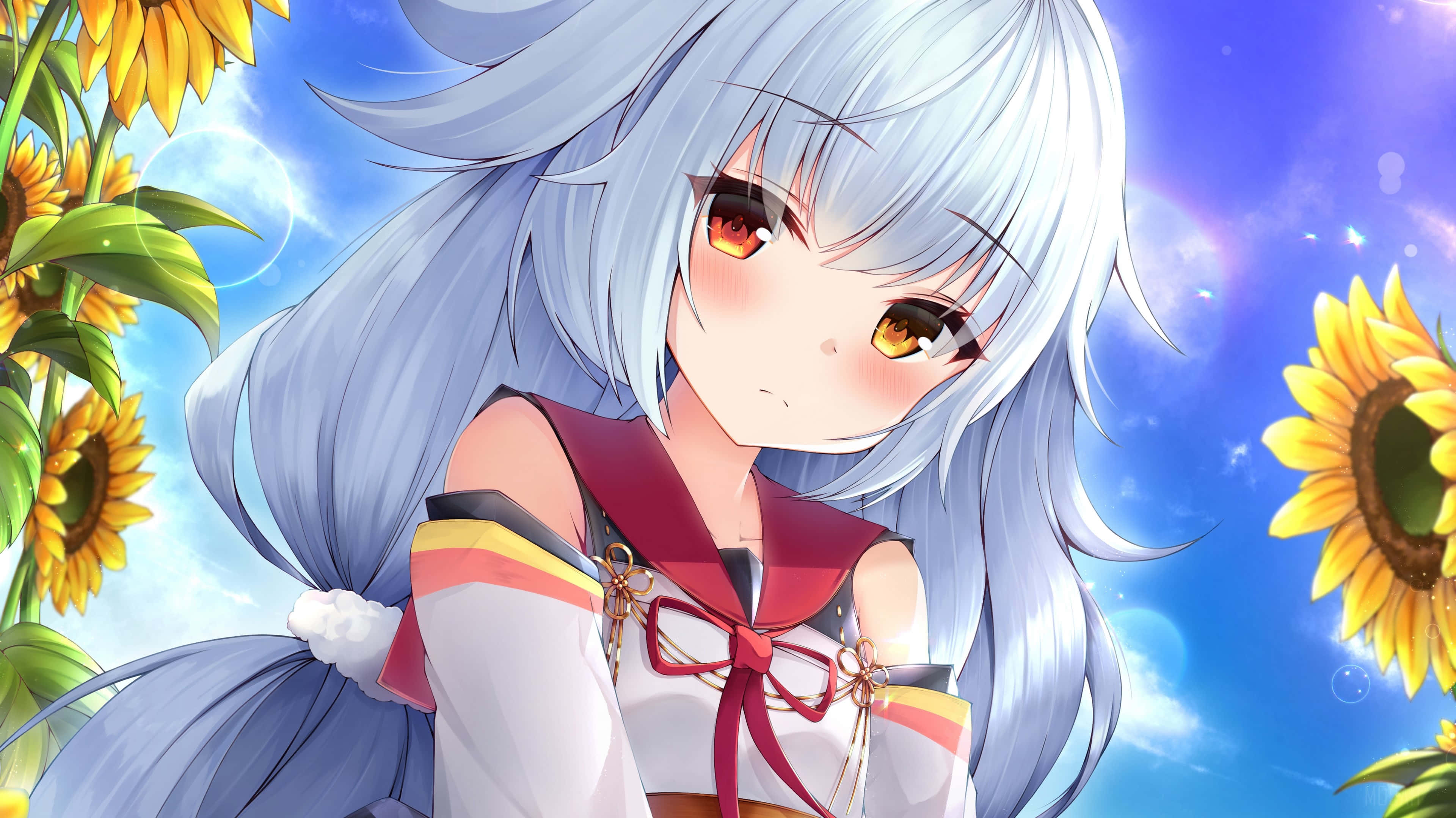 Anime Character 桌布 壁紙 — 一位銀髮動漫女孩，琥珀色眼睛，在明亮的藍天下，在 towering 向日葵旁溫柔微笑。