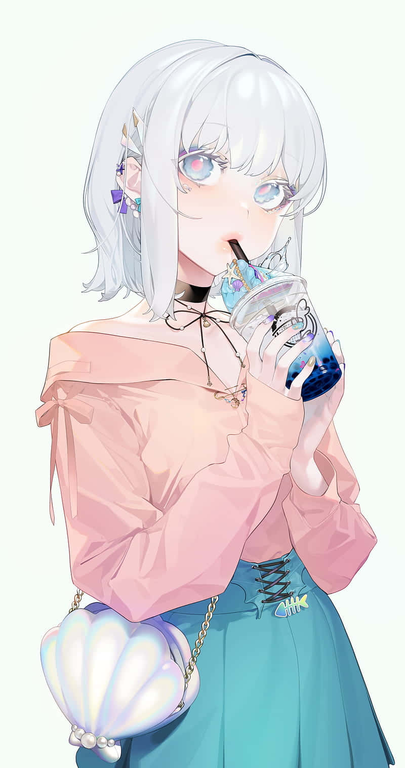 Anime White 桌布 壁紙 — 一位銀髮動漫女孩，身穿粉紅色襯衫和藍色裙子，一邊拿著珍珠手袋，一邊啜飲色彩繽紛的飲料。