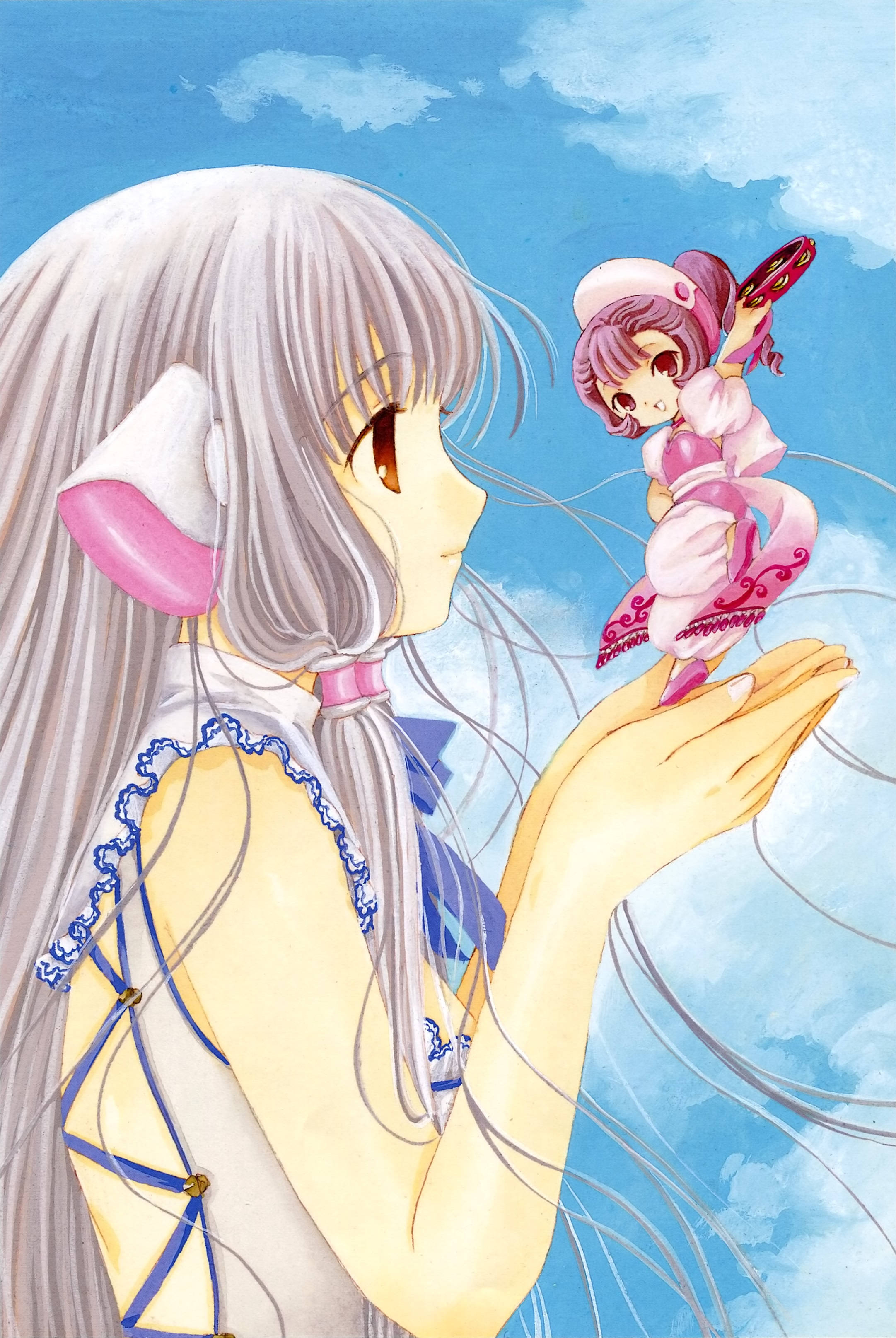 Chobits 桌布 壁紙 — 一位銀髮動漫女孩在明亮的藍天和柔軟雲朵背景下，輕輕捧著一個身穿粉紅色衣服的小仙子。