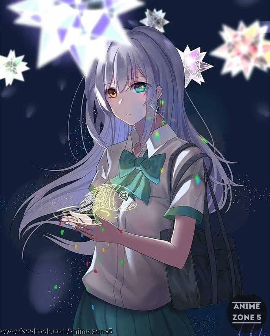 學校 桌布 壁紙 — 一位銀髮動漫女孩穿著校服，在黑暗夜空下，於星光魔法燈光中手持一條發光的魚。
