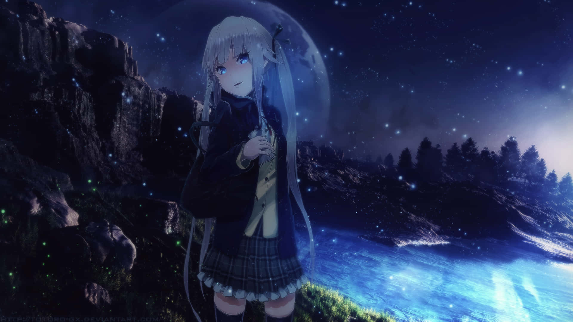 動漫女孩 桌布 壁紙 — 一位銀髮動漫女孩穿著校服，站在星空夜空下發光的藍色河流旁，有一輪巨大的月亮。