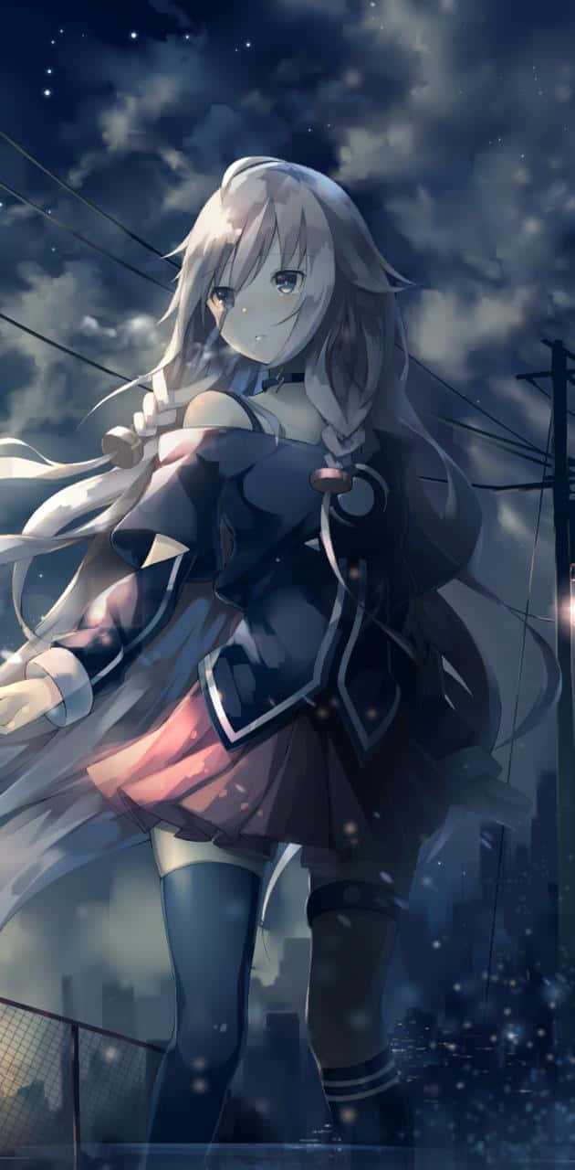 動漫女孩 桌布 壁紙 — 一位銀髮動漫女孩穿著深色服裝，站在星空下，身後有城市燈光和電線。