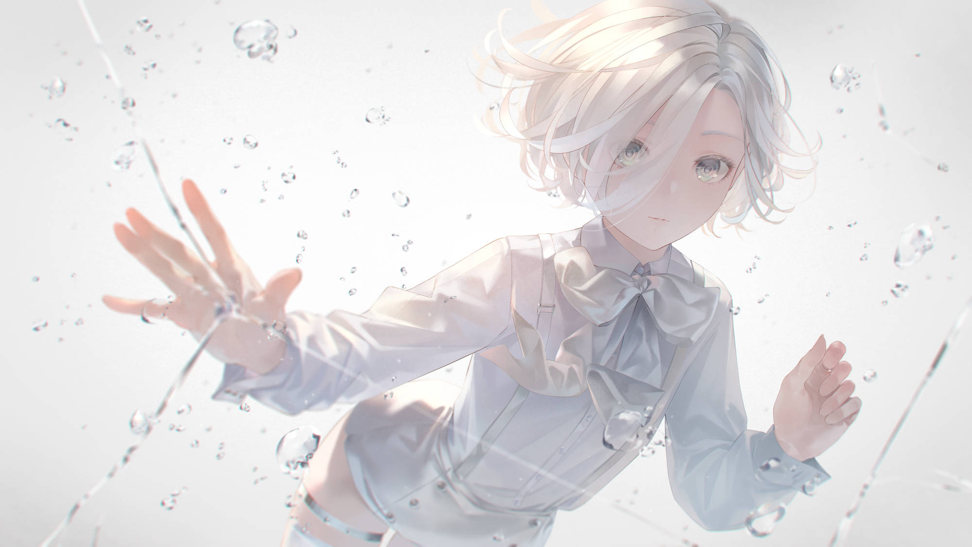White Anime 桌布 壁紙 — 一位銀髮動漫女孩穿著淺藍色襯衫，在明亮的白色背景中穿過閃閃發光的水滴。