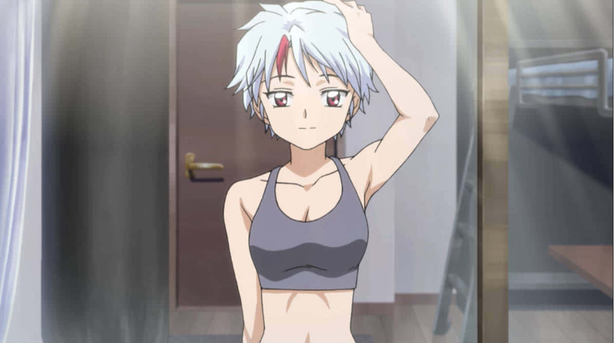 Towa Higurashi 桌布 壁紙 — 一位銀髮動漫女孩穿著灰色運動內衣站在房間裡，手放在頭上，直視觀眾。