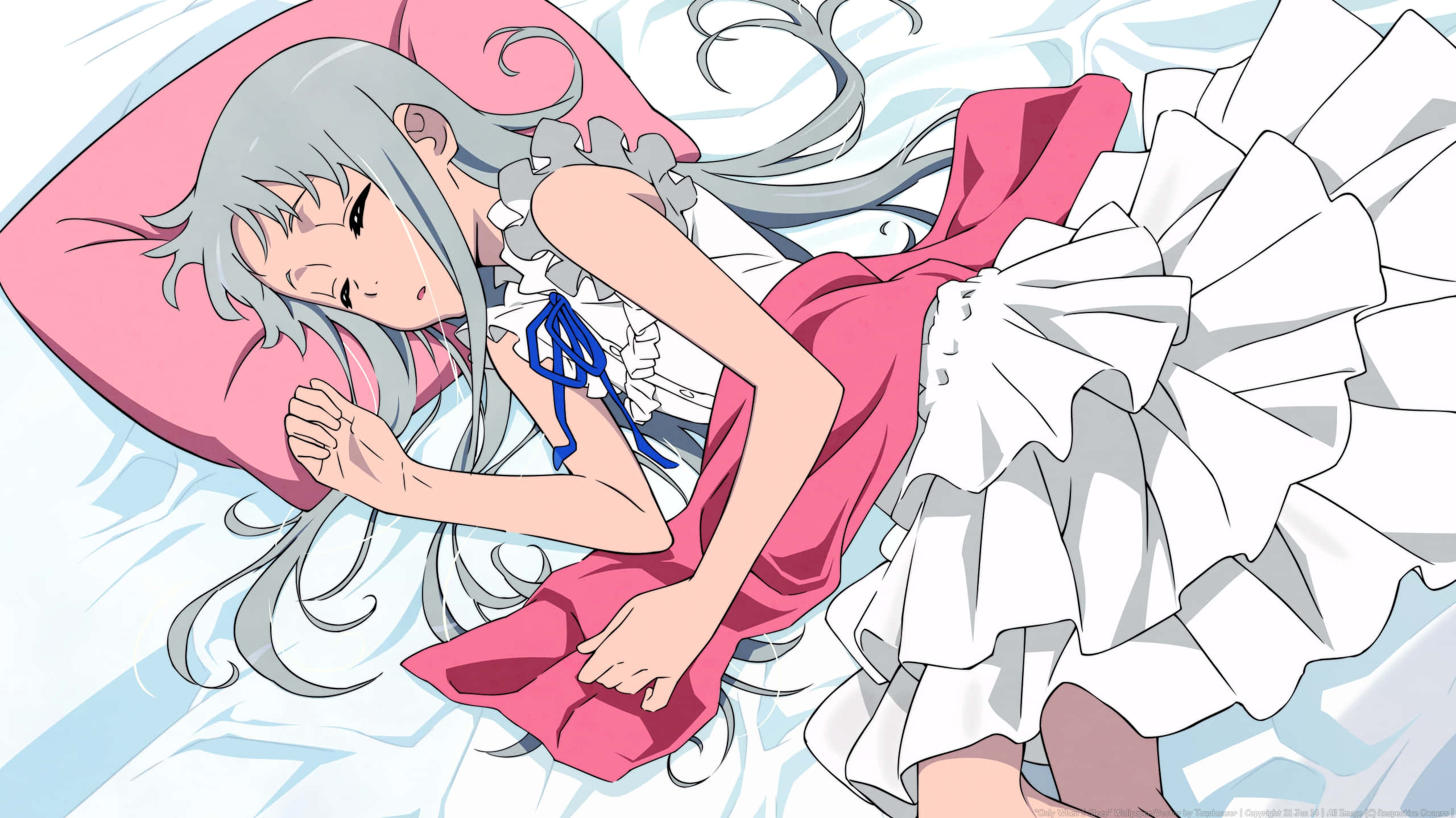 Anohana 桌布 壁紙 — 一位銀髮動漫女孩穿著粉白色荷葉邊連衣裙，在粉紅色枕頭的床上安詳地睡著。