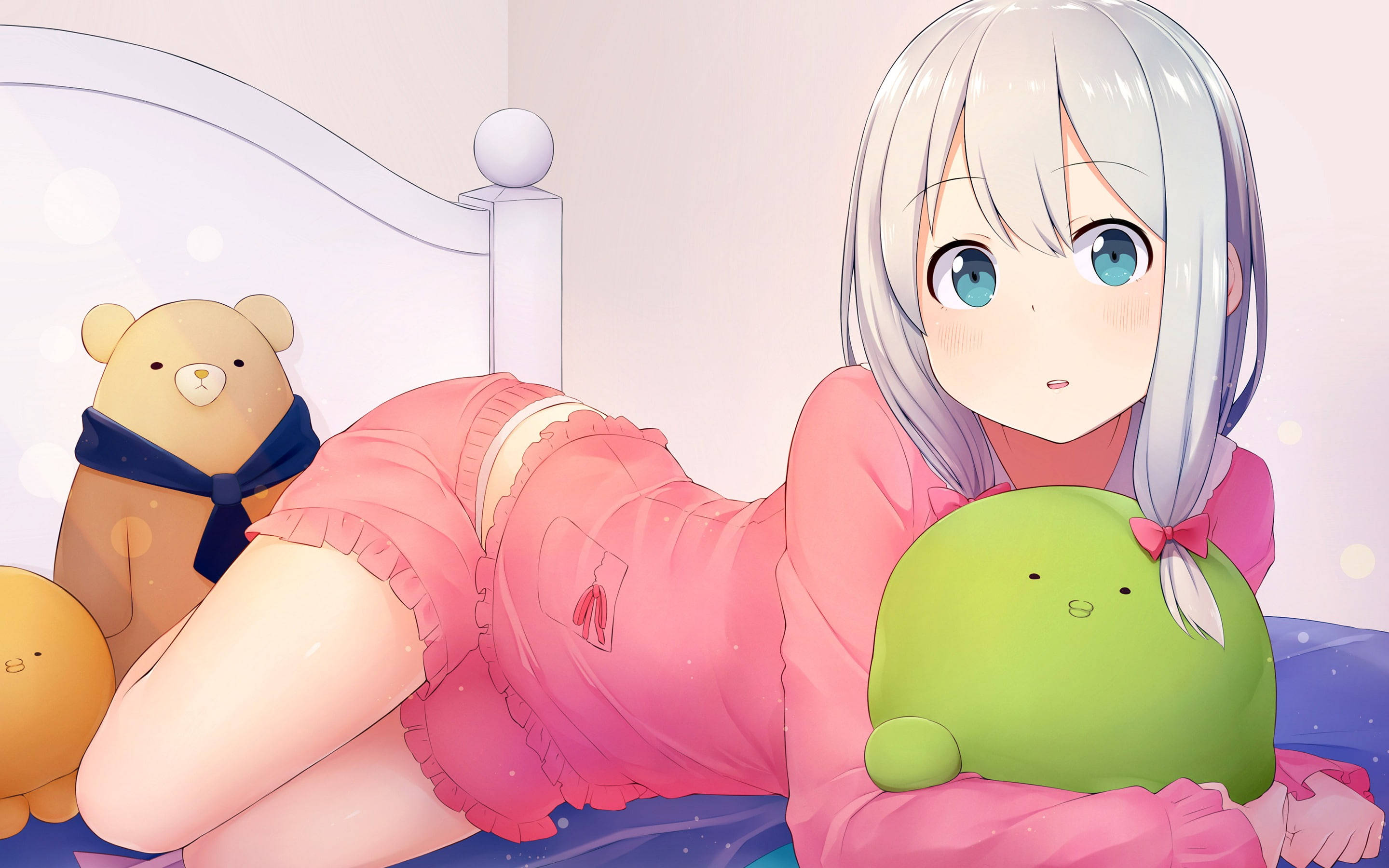 Sexy Anime 桌布 壁紙 — 一位銀髮動漫女孩穿著粉紅色睡衣躺在床上，抱著一個綠色毛絨玩具，旁邊有一隻泰迪熊。