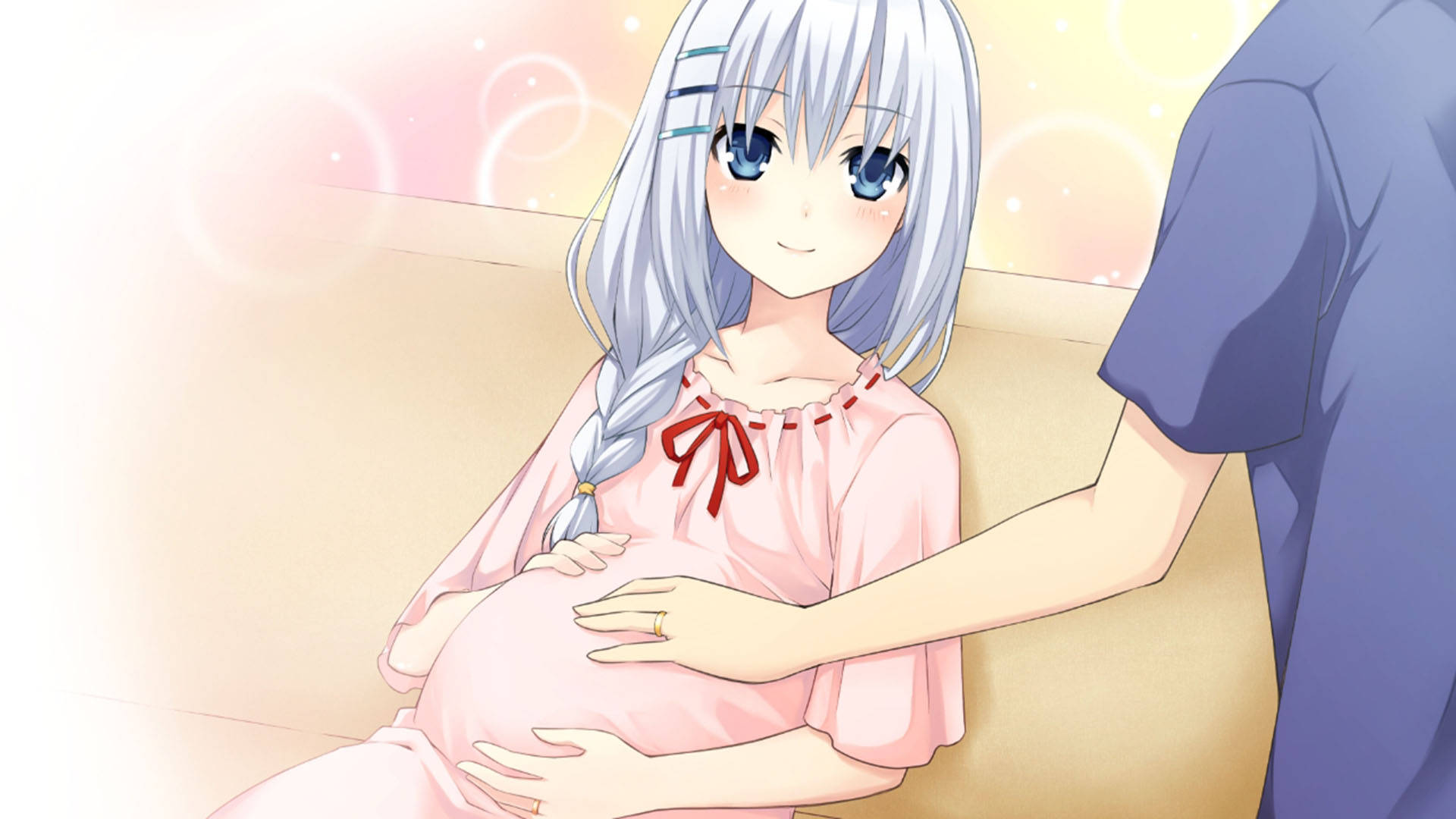 Pregnant 桌布 壁紙 — 一位銀髮動漫女孩穿著粉紅色連衣裙，懷抱著她懷孕的肚子，伴侶輕輕地將手放在她的肚子上，背景柔和發光。