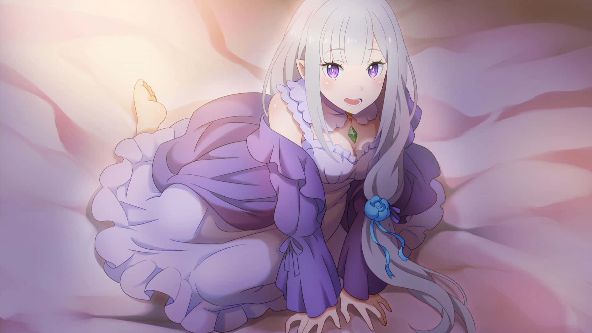 Re Zero Emilia 桌布 壁紙 — 一位銀髮動漫女孩穿著紫色連衣裙，坐在柔軟的粉紅雲朵上，表情溫柔。