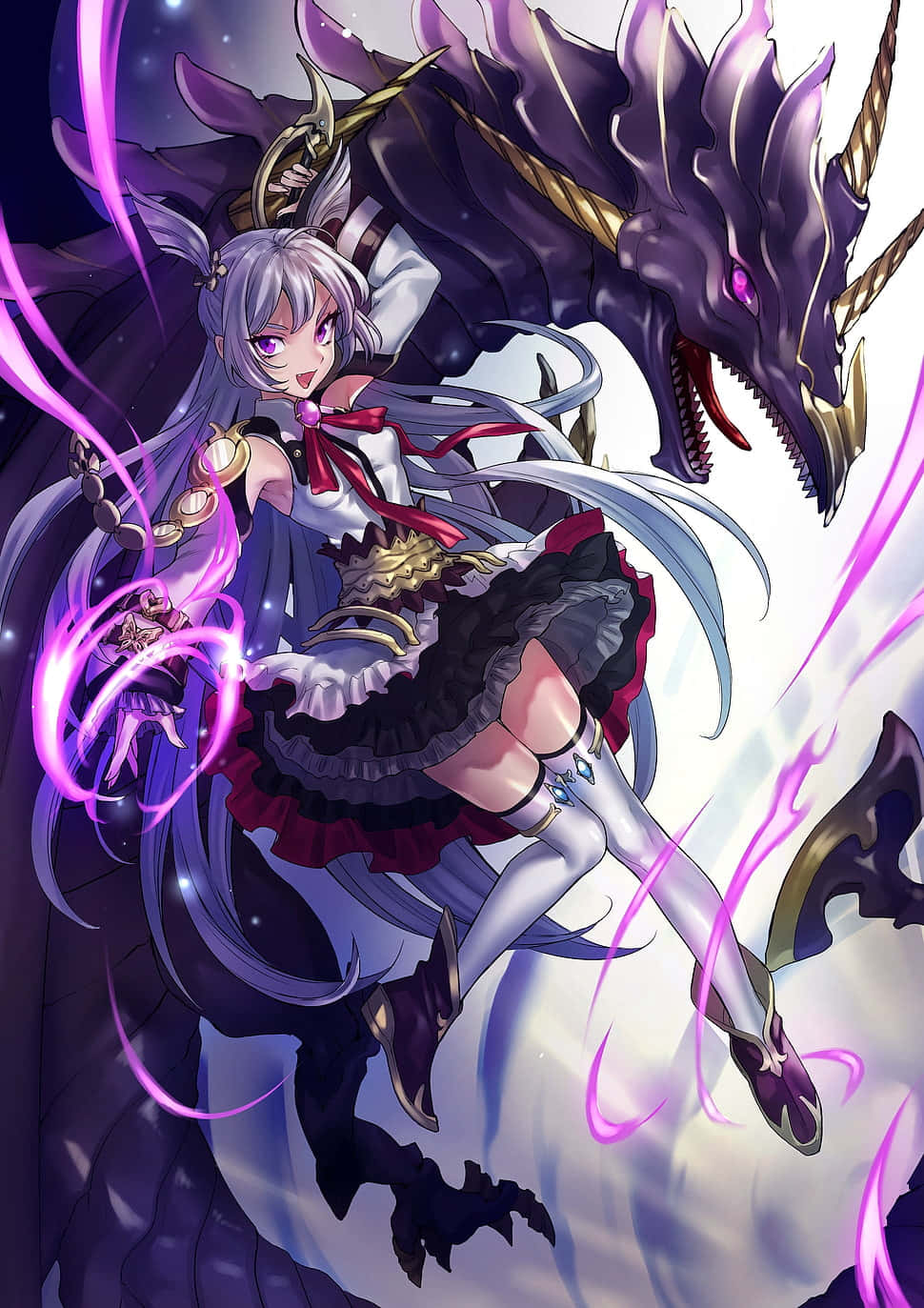 龍 桌布 壁紙 — 一位銀髮動漫女孩穿著荷葉邊服裝，騎著一條紫色龍，周圍有發光的粉紅色能量旋轉，背景是星空夜空。