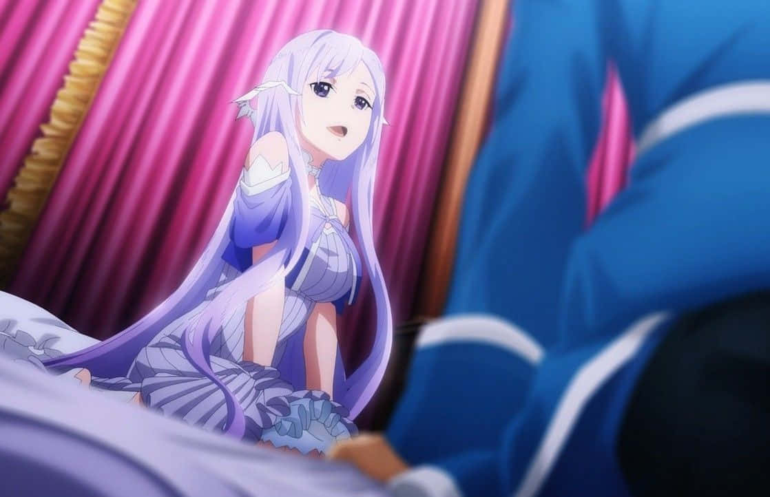 Sword Art Online Quinella 桌布 壁紙 — 一位銀髮動漫女孩穿著藍色連衣裙，坐在有粉紅色窗簾的床上，表情驚訝。