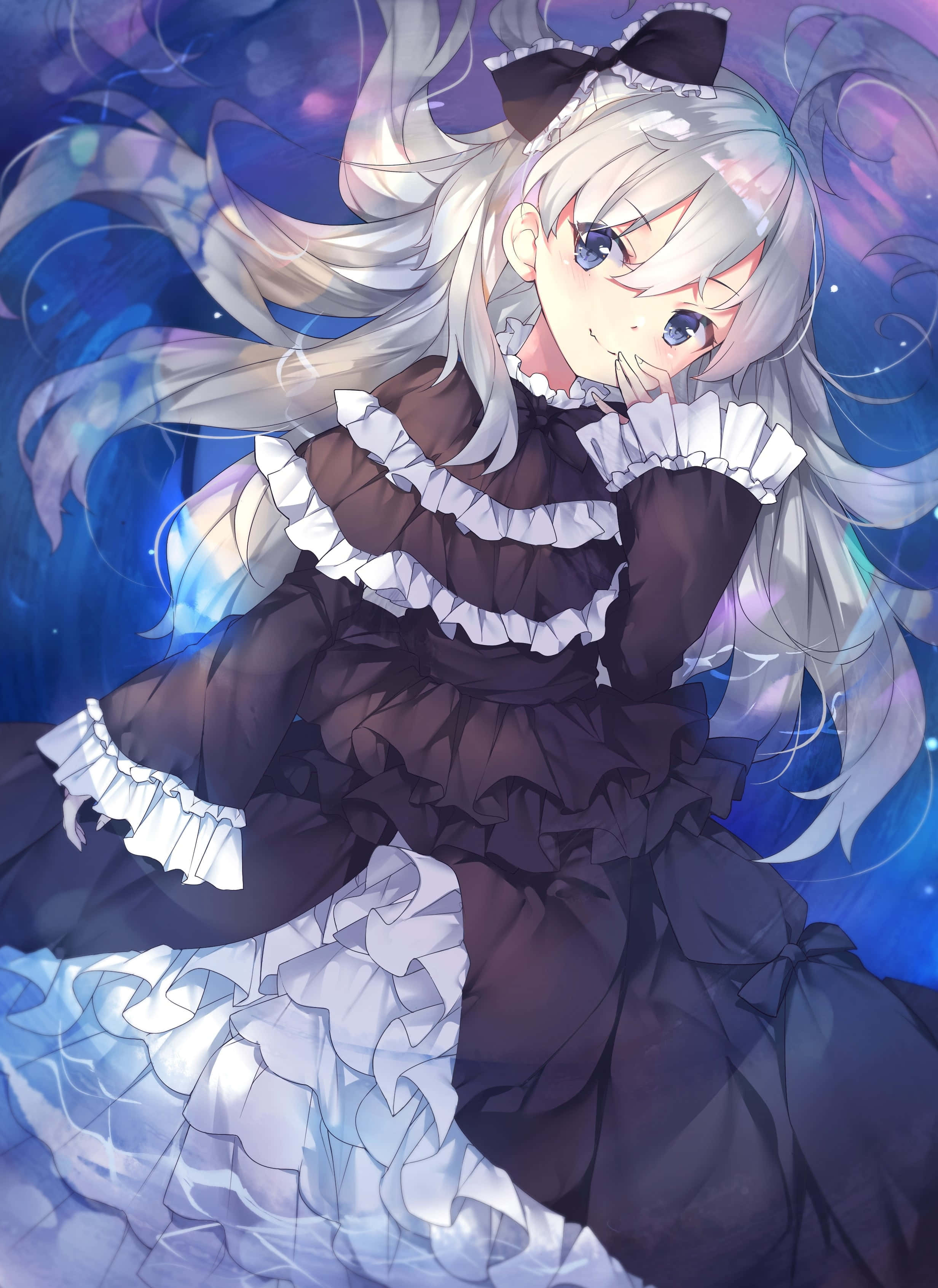 Gothic Costumes 桌布 壁紙 — 一位銀髮動漫女孩穿著黑白荷葉邊連衣裙，在旋轉的宇宙藍色背景前擺姿勢。