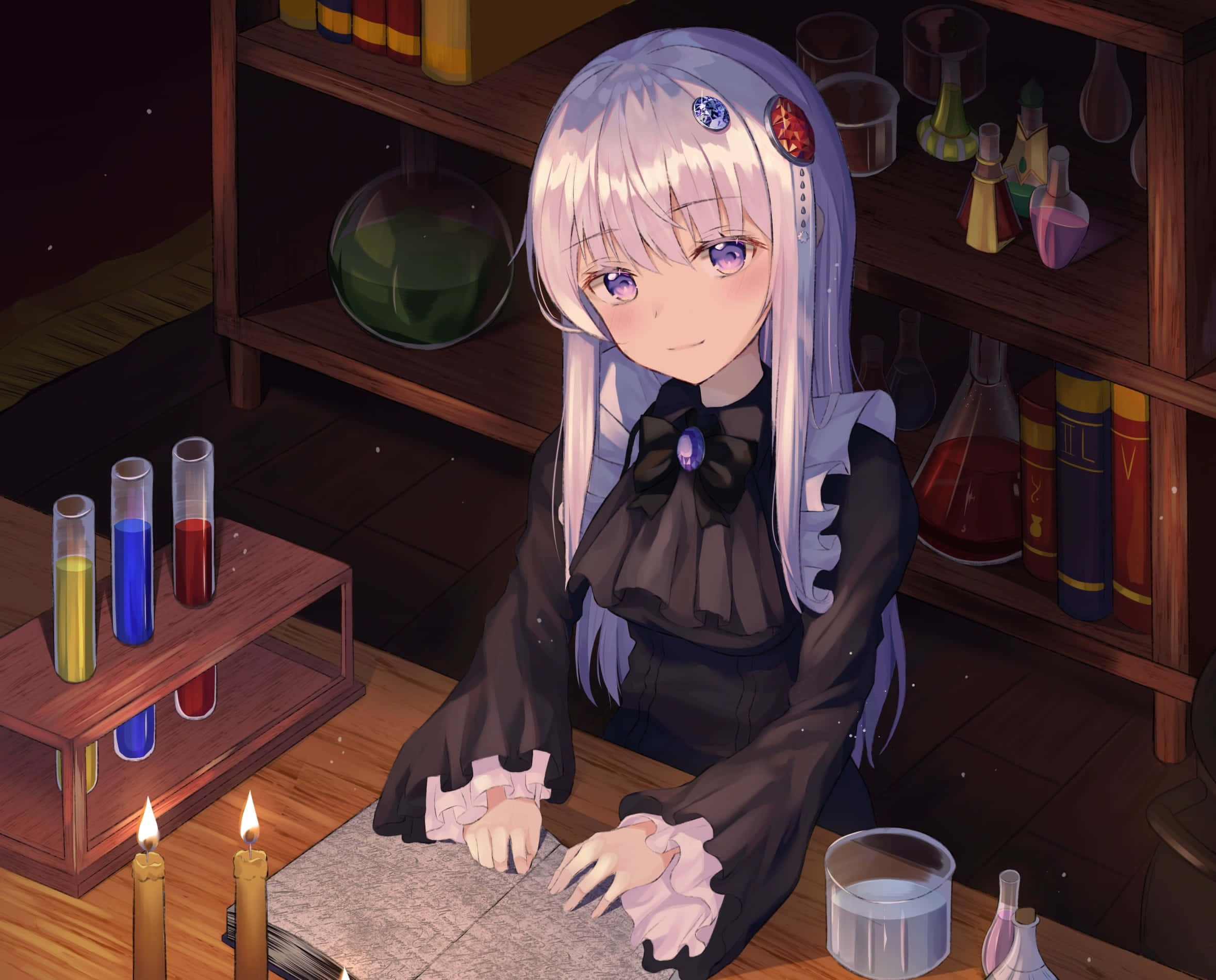 Gothic Costumes 桌布 壁紙 — 一位銀髮動漫女孩穿著黑色連衣裙，在燭光照亮的實驗室裡微笑著學習煉金術，周圍擺滿了彩色藥水和玻璃器皿。