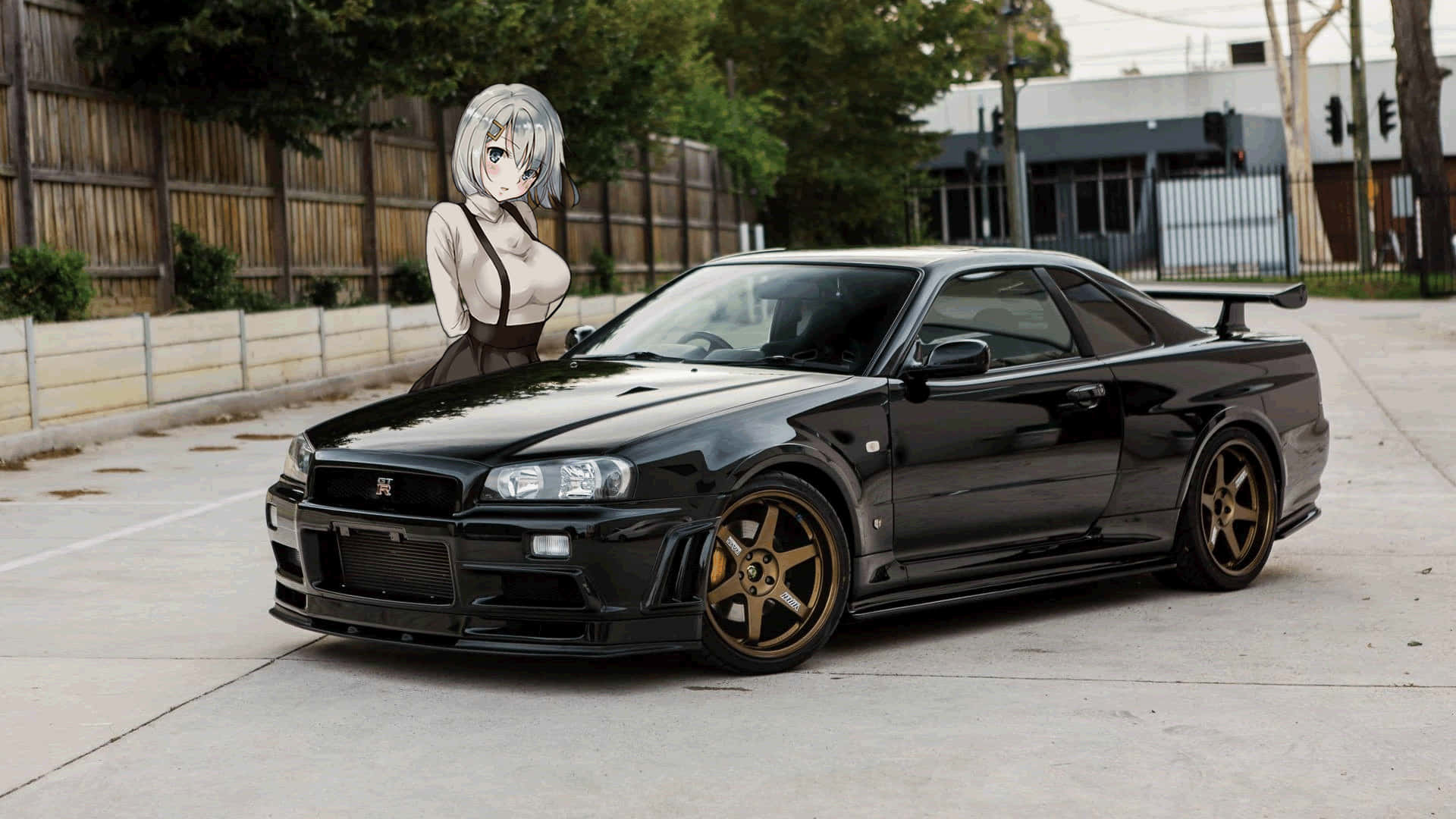 動漫 桌布 壁紙 — 一位銀髮動漫女孩站在一輛帶有金色輪圈的黑色日產Skyline GT-R旁邊，在郊區街道上。