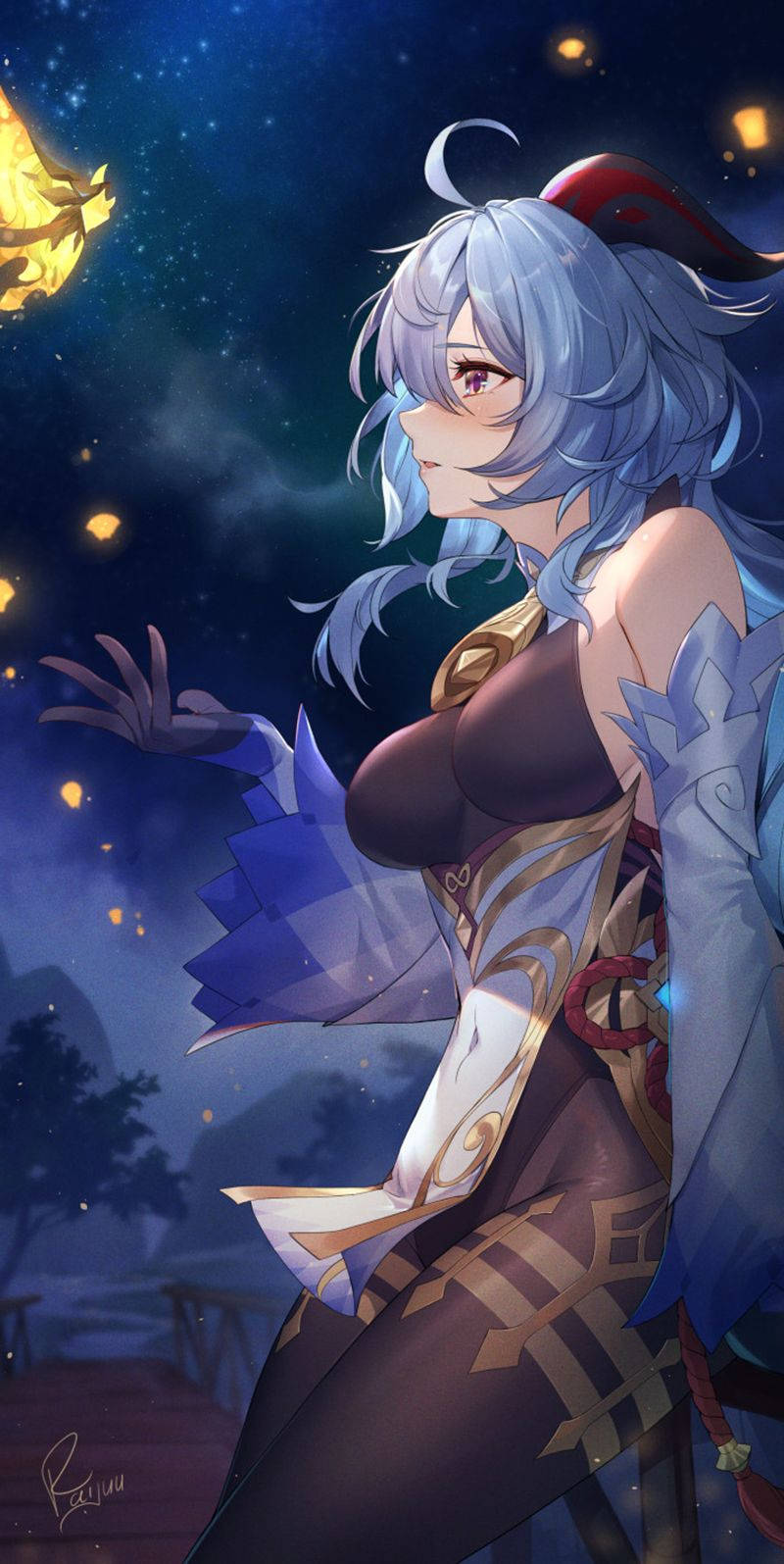 Genshin 桌布 壁紙 — 一位銀髮動漫女孩身穿華麗的藍色和金色盔甲，站在繁星點點的夜空下，周圍漂浮著發光的燈籠。
