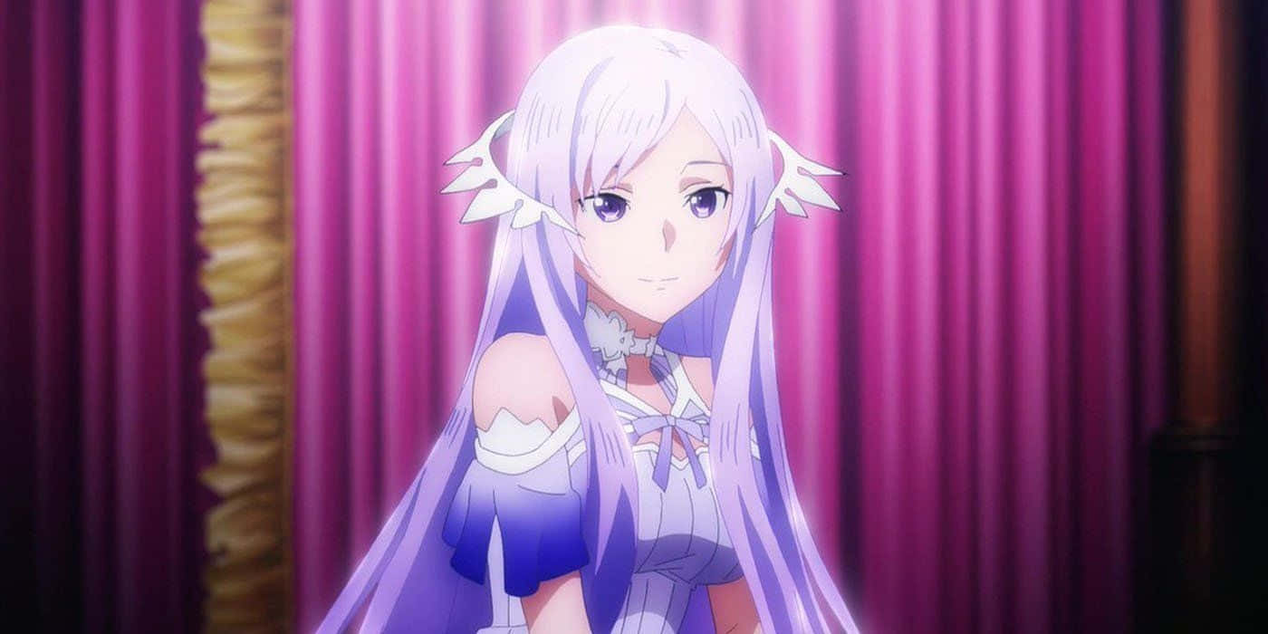 Sword Art Online Quinella 桌布 壁紙 — 一位銀髮動漫女孩身穿藍白連衣裙，站在帶有金色飾邊的華麗紫色窗簾前。