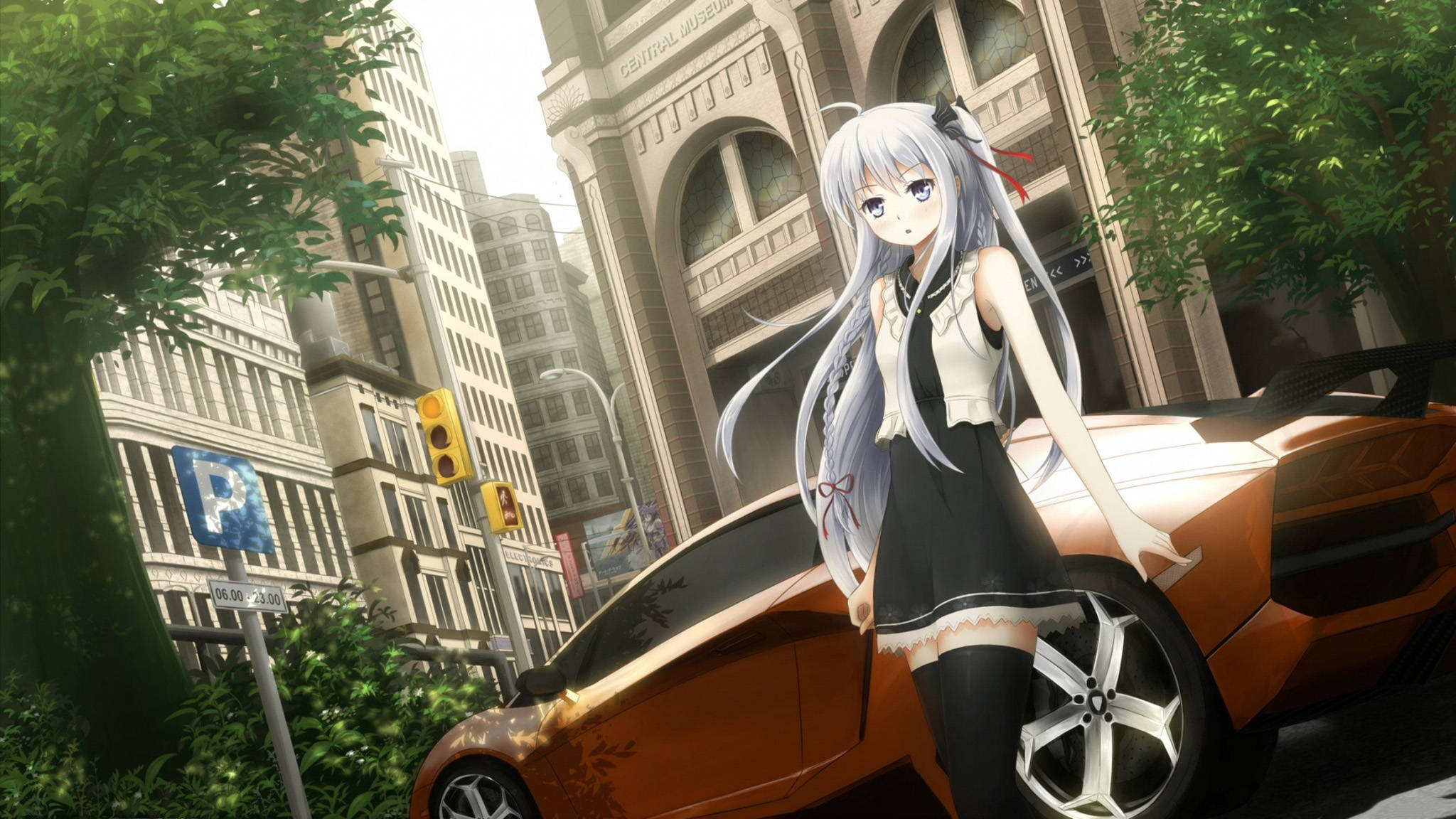 動漫車 桌布 壁紙 — 一位銀髮動漫女孩靠在一輛停在宏偉建築旁的時尚橙色跑車上，茂密的綠樹框住了城市景觀。