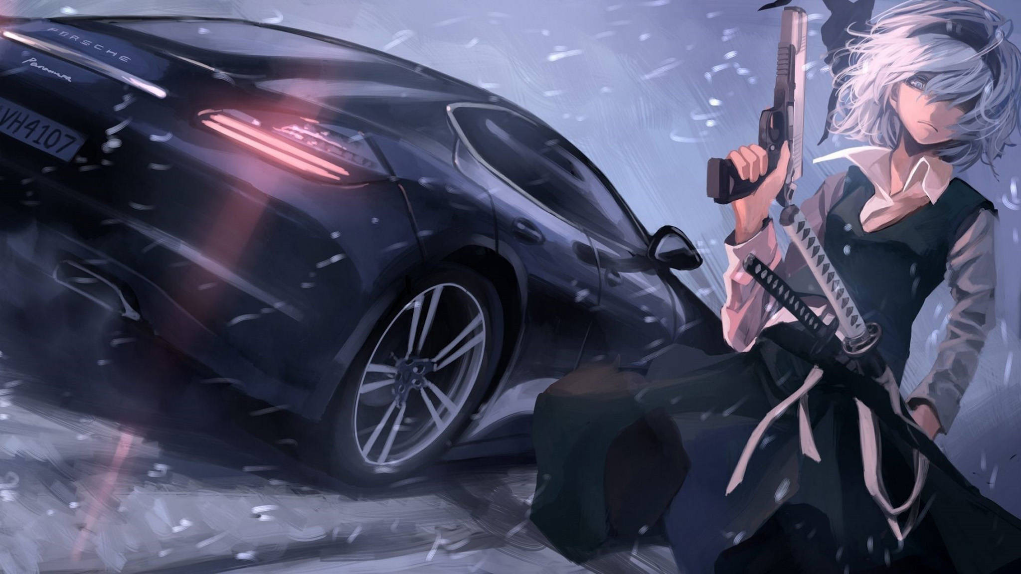 動漫車 桌布 壁紙 — 一位銀髮動漫少女手持雙武器，站在一輛時尚的黑色保時捷Panamera旁，身處雪景城市場景中。