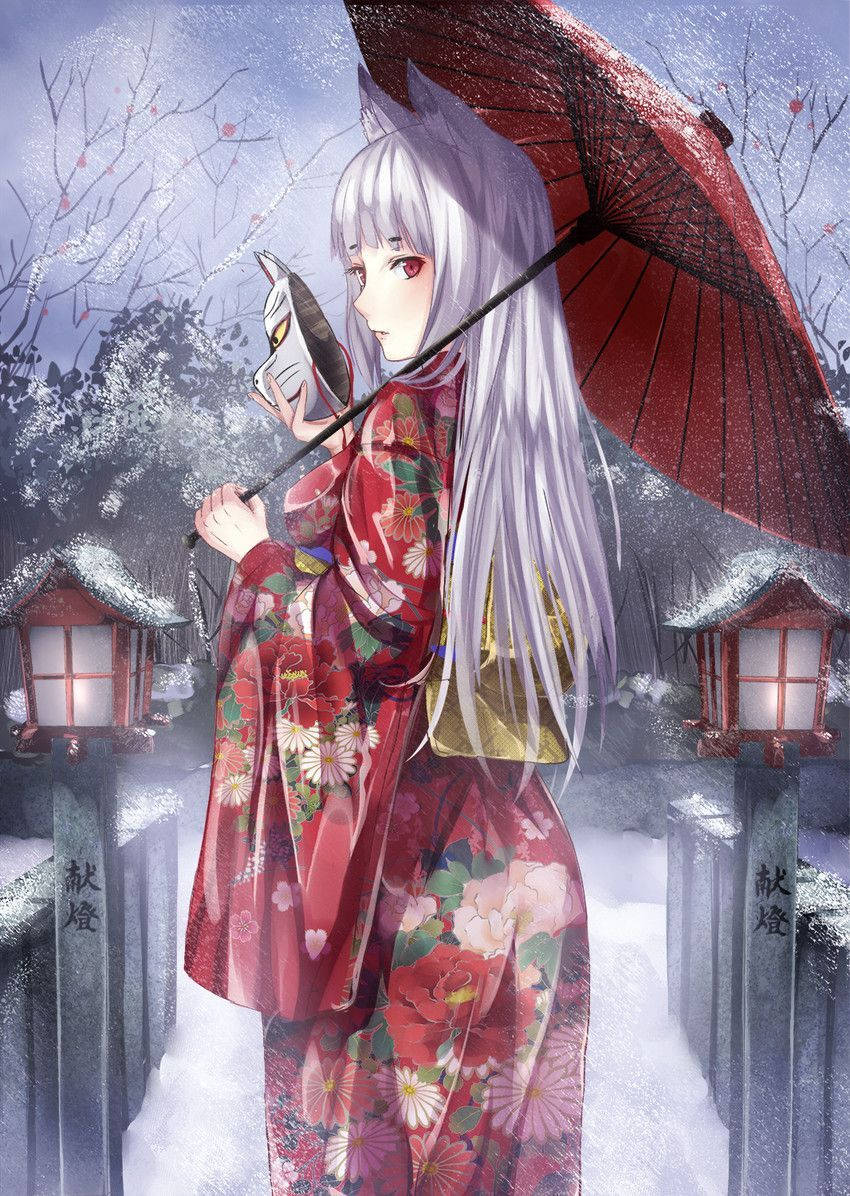 Kitsune 桌布 壁紙 — 一位銀髮動漫少女穿著紅色花卉和服，在雪夜的日本神社中手持狐狸面具和紅色雨傘。