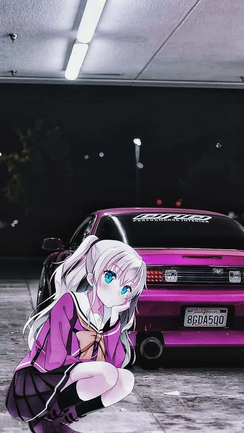 動漫女孩 桌布 壁紙 — 一位銀髮動漫少女穿著紫色校服，在夜晚螢光燈照亮的車庫天花板下，蹲在一輛鮮粉紅色的改裝車旁邊。