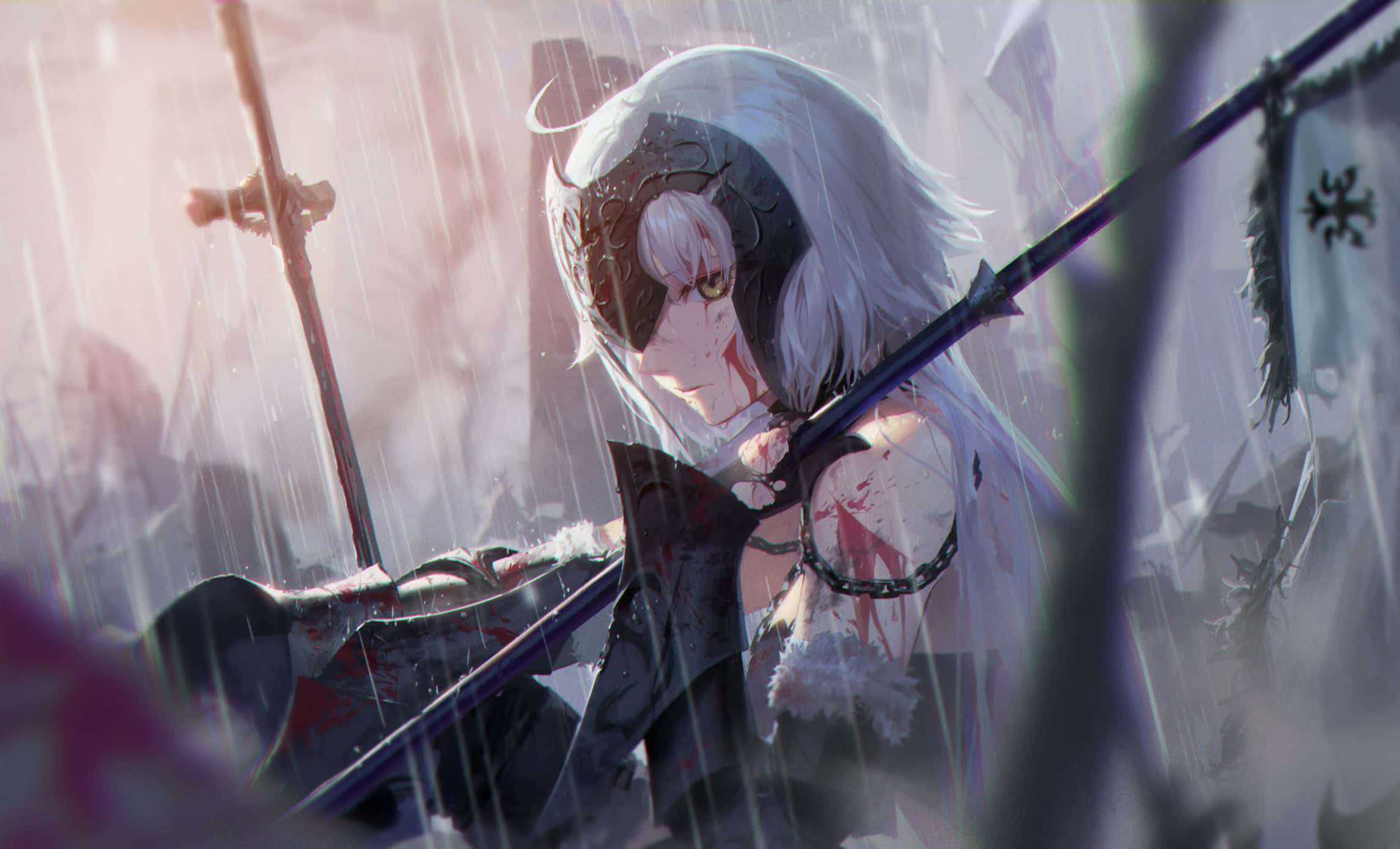 Fate/Grand Order 桌布 壁紙 — 一位銀髮動漫戰士，戴著血跡斑斑的眼罩，在雨中手持劍，立於戰場迷霧之中。