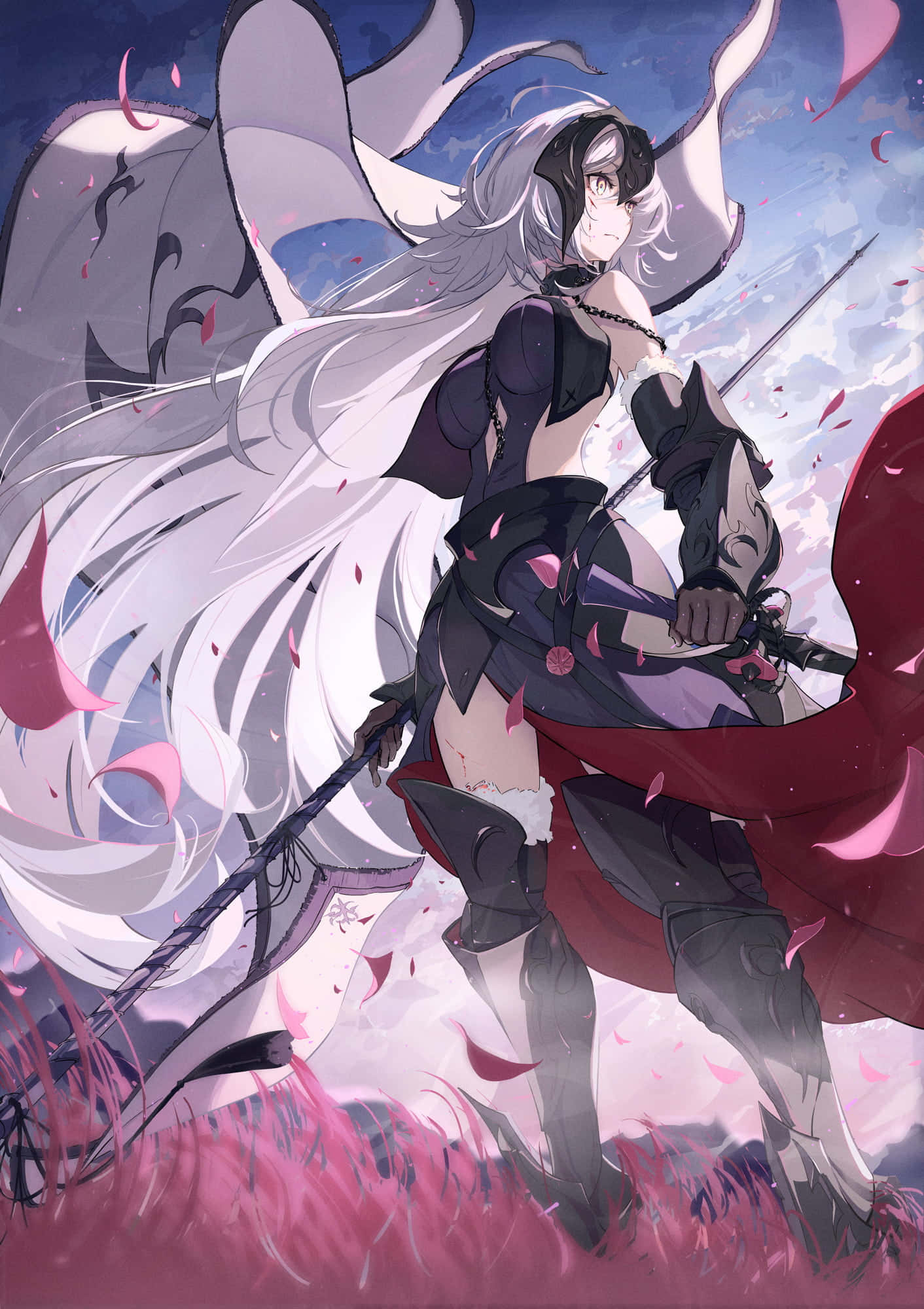 Fate/Grand Order 桌布 壁紙 — 一位銀髮動漫戰士，身披紅色斗篷，手持劍，站在風暴天空下飄落的粉紅色花瓣中。