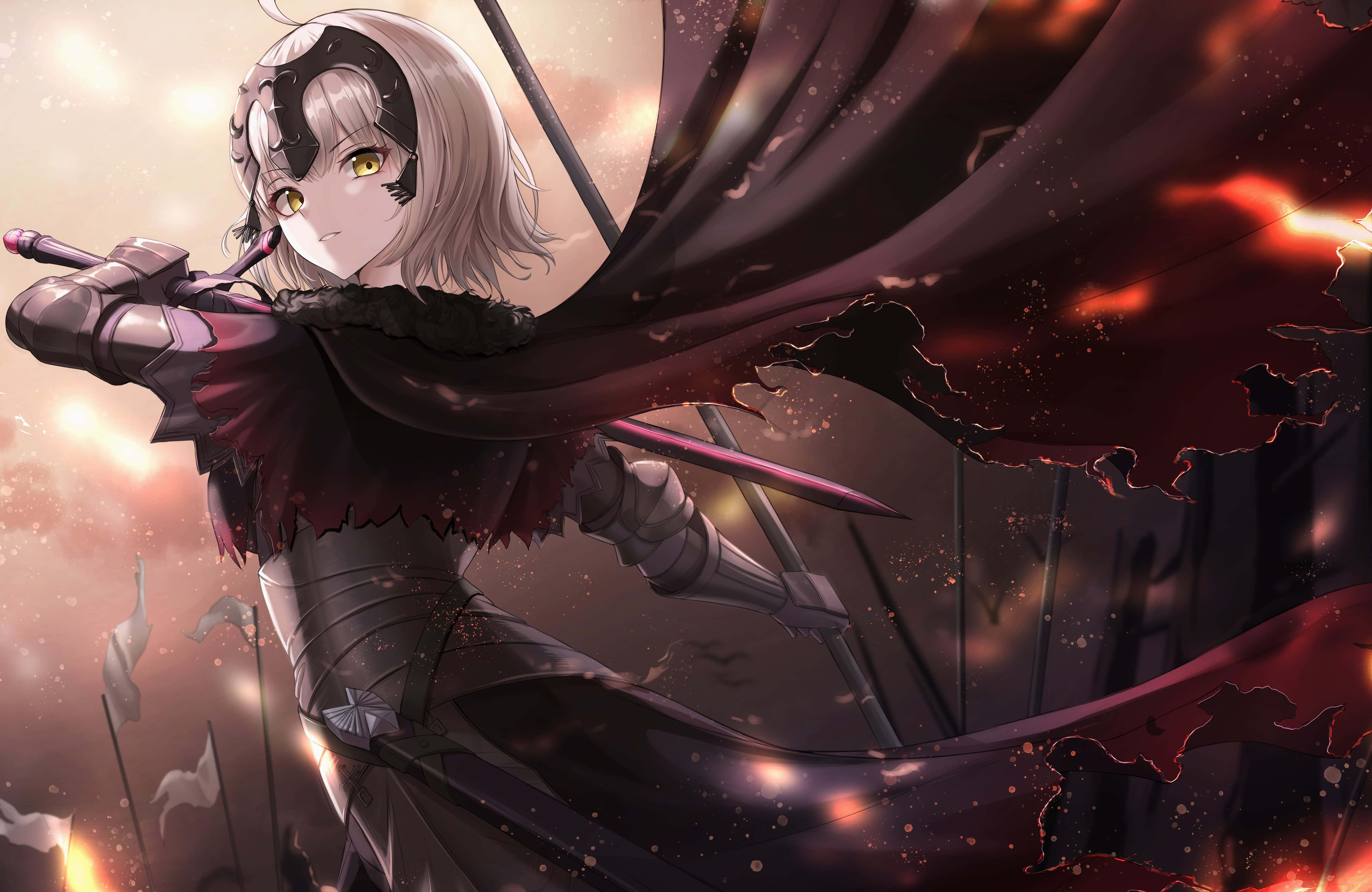 Fate/Grand Order 桌布 壁紙 — 一位銀髮動漫戰士身穿暗色盔甲和飄逸斗篷，手持發光劍，以熾熱戰場為背景，蓄勢待發。