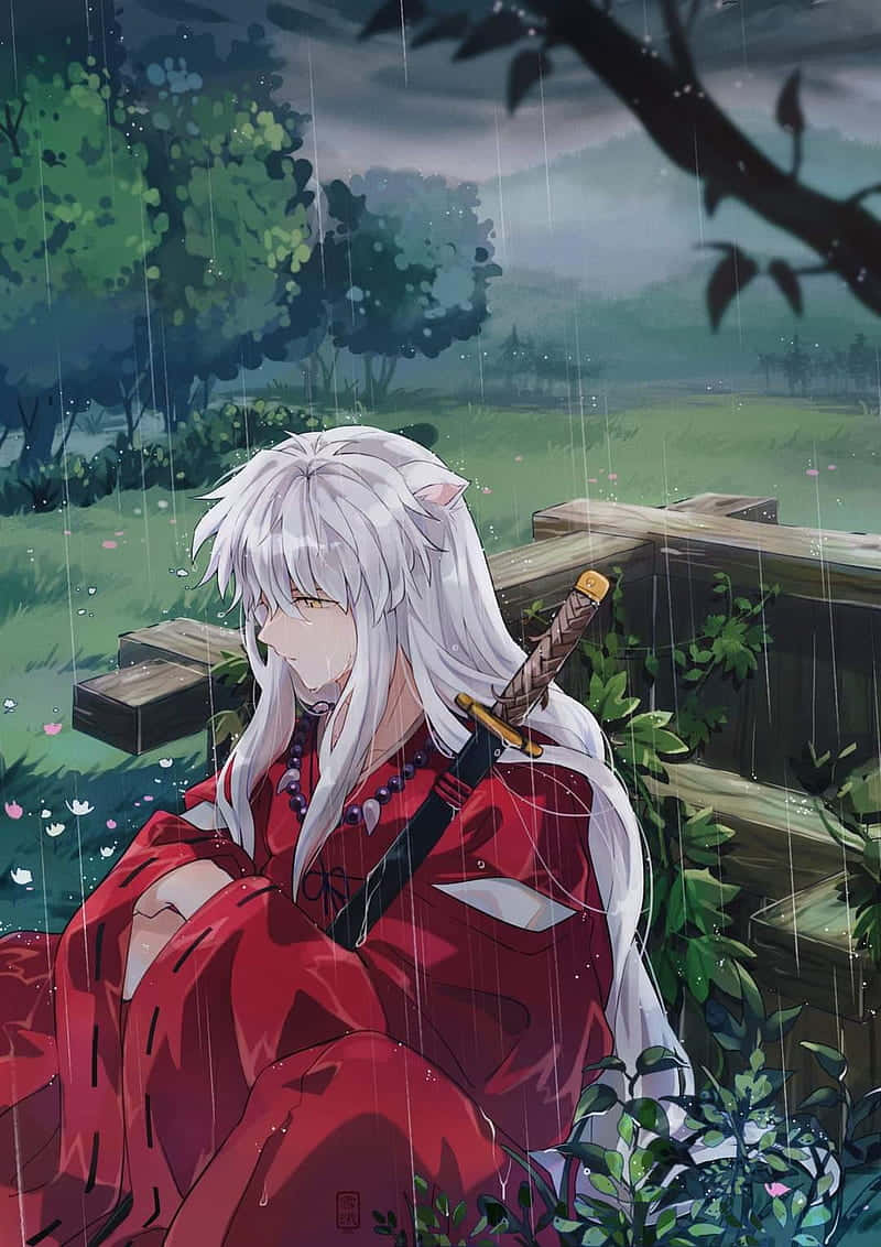 Inuyasha iPhone 桌布 壁紙 — 一位銀髮動漫戰士身穿紅色和服，獨自坐在霧氣森林中木柵欄旁的雨中。