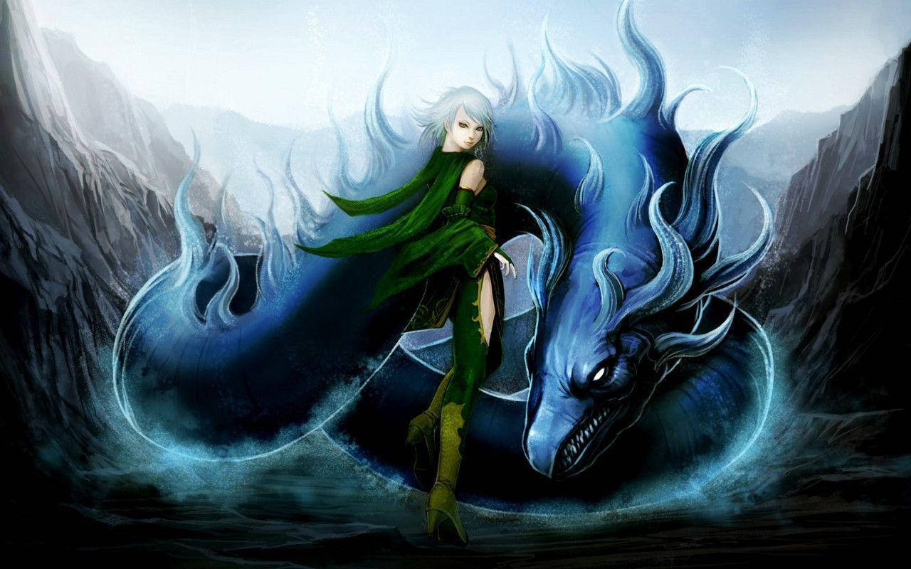 Water Dragon 桌布 壁紙 — 一位銀髮動漫戰士身穿綠色長袍，自信地站在霧氣瀰漫的山峽中，旁邊是一條巨大的發光藍龍。