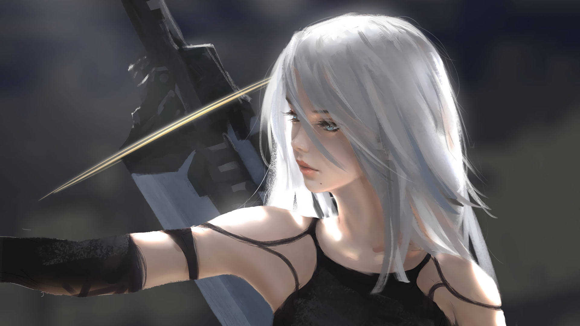 Nier Automata 4K 桌布 壁紙 — 一位銀髮動漫戰士身穿黑色盔甲，在黑暗煙霧繚繞的背景中專注地握著一把發光的劍。