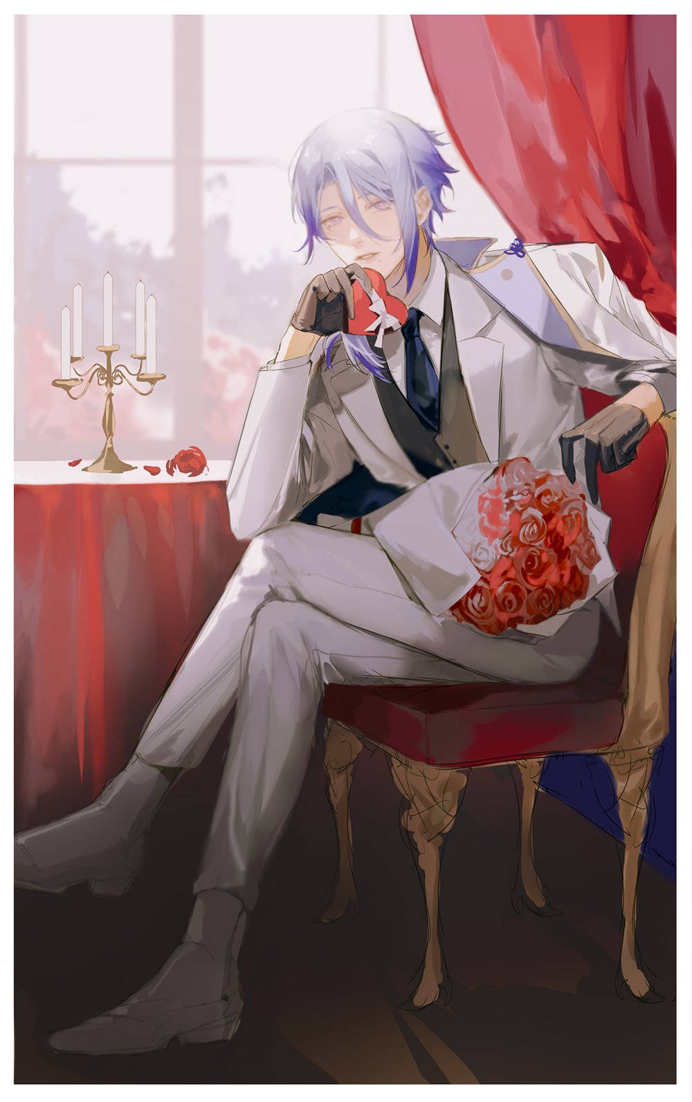 ayato 桌布 壁紙 — 一位銀髮動漫男子身穿白色西裝，優雅地坐在紅色椅子上，手持一束紅玫瑰，旁邊有一張點著蠟燭的桌子。