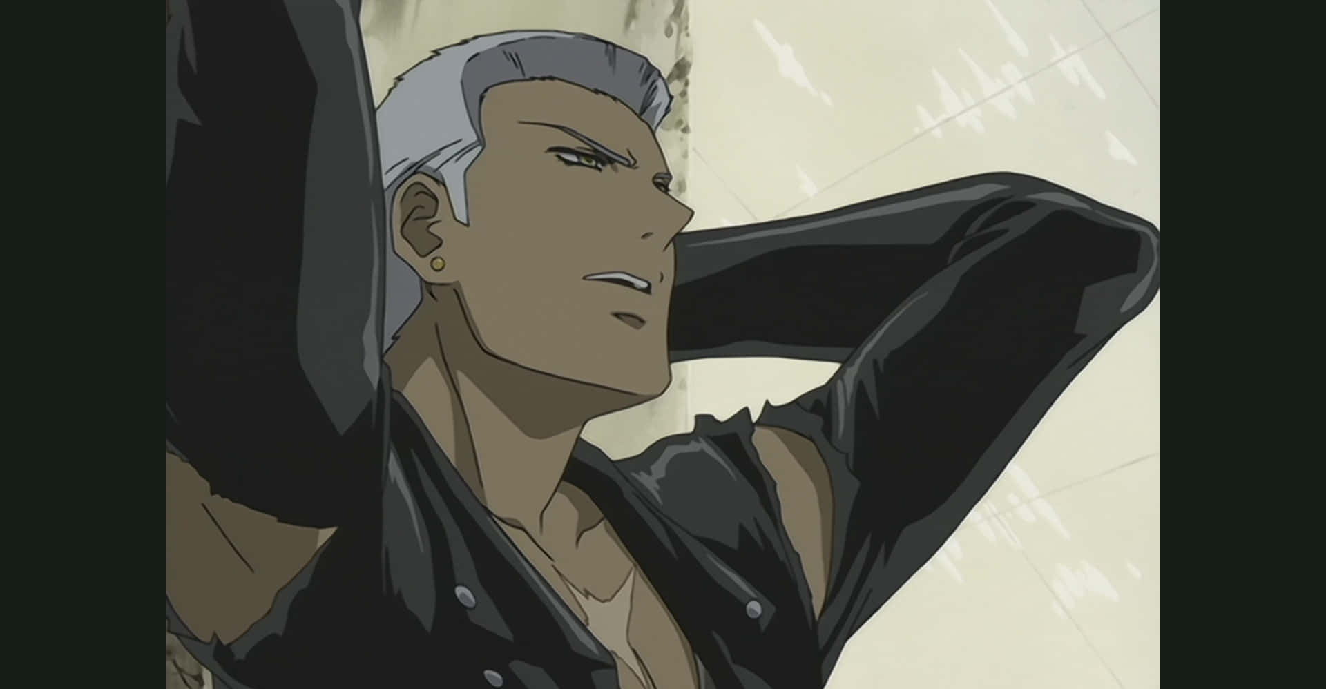 Wolf's Rain Tsume 桌布 壁紙 — 一位銀髮動漫男子身穿黑色外套，雙臂高舉，靠在一面有紋理的米色牆壁上。