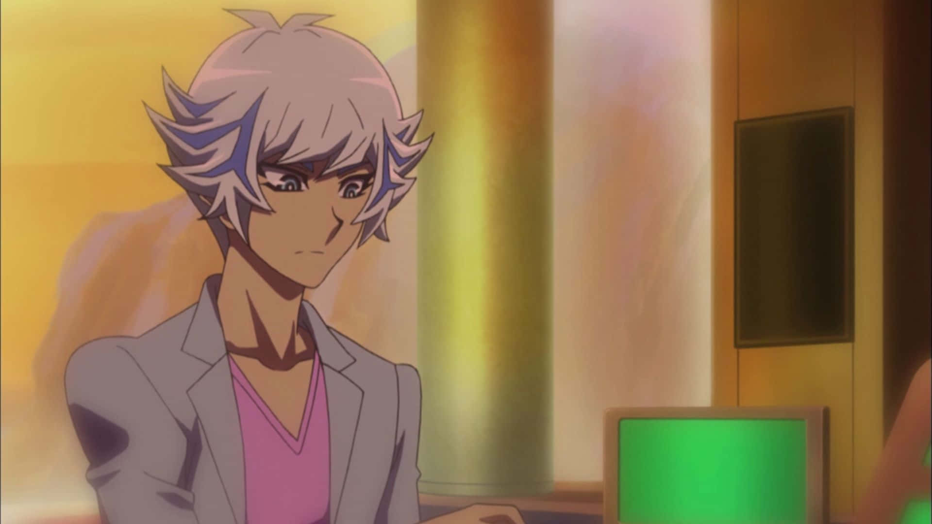 Ryoken Kogami 桌布 壁紙 — 一位銀髮動漫角色穿著灰色西裝外套和粉紅色襯衫，在室內坐著，附近有溫暖的金色燈光和發光的綠色螢幕。