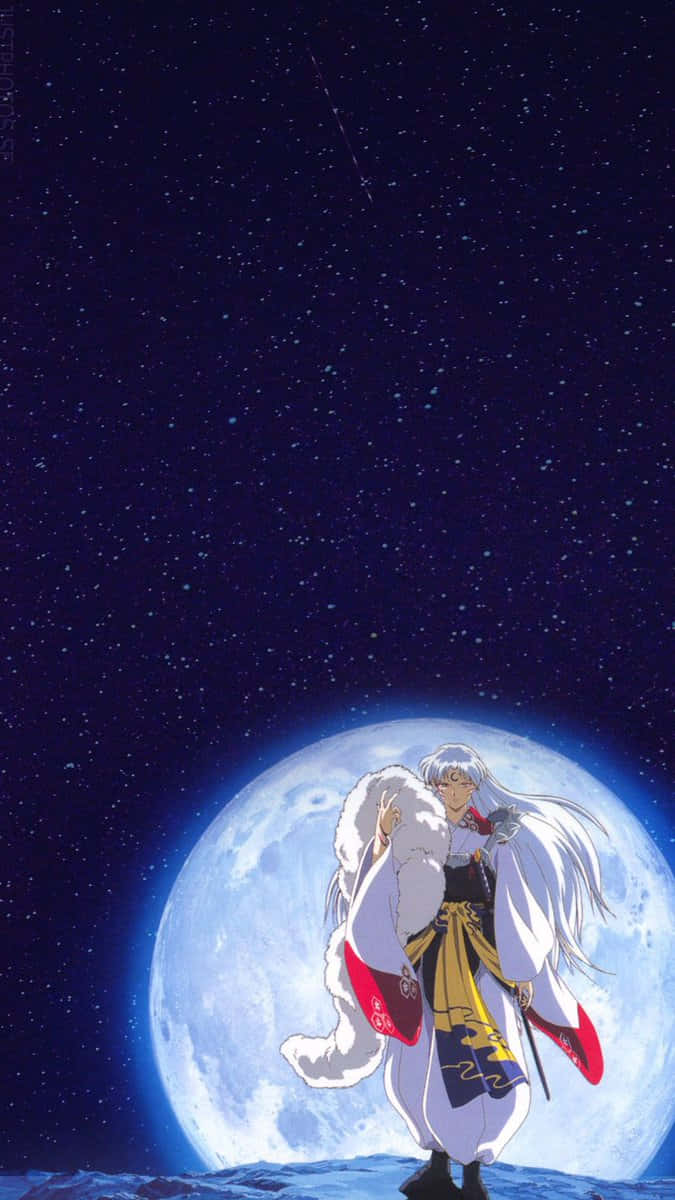 Inuyasha iPhone 桌布 壁紙 — 一位銀髮動漫角色身穿白色毛邊長袍，站在星空夜空下閃耀的滿月前。