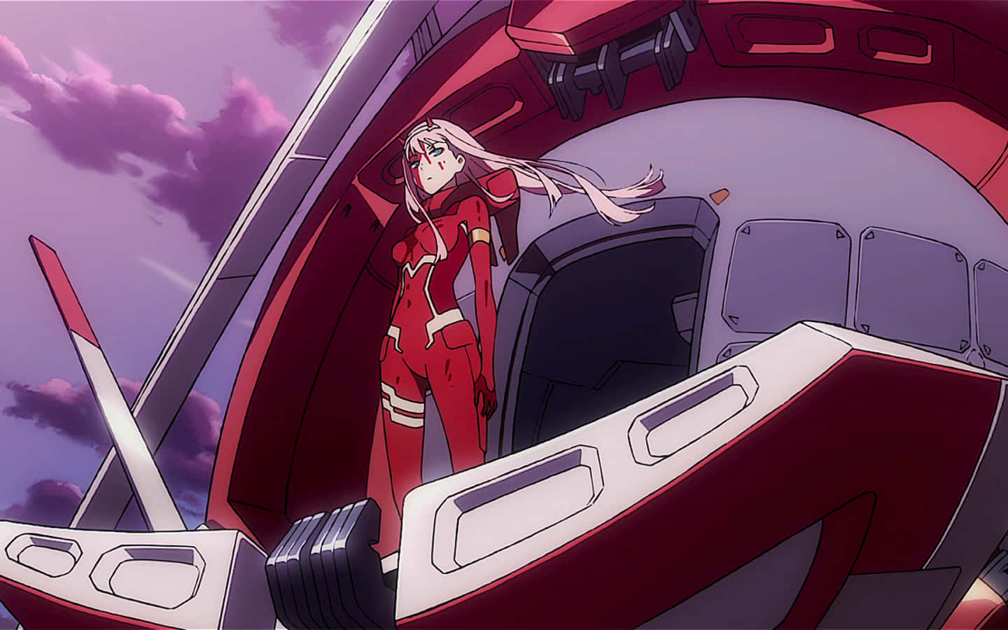 DARLING in the FRANXX 桌布 壁紙 — 一位銀髮動畫飛行員穿著紅色飛行服，自信地站在未來風格的紅白機甲上，背景是紫色的黃昏天空。