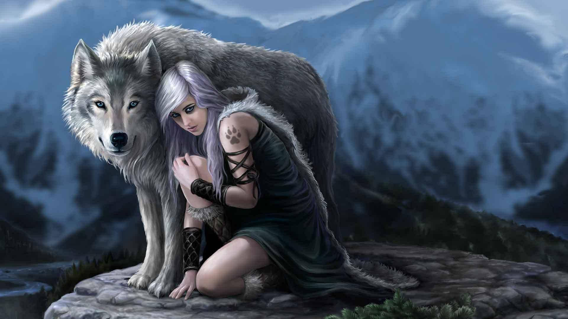 Wolf Girl 桌布 壁紙 — 一位銀髮女士跪在岩石山崖上，身旁有一隻大灰狼，背景是白雪覆蓋的山峰。
