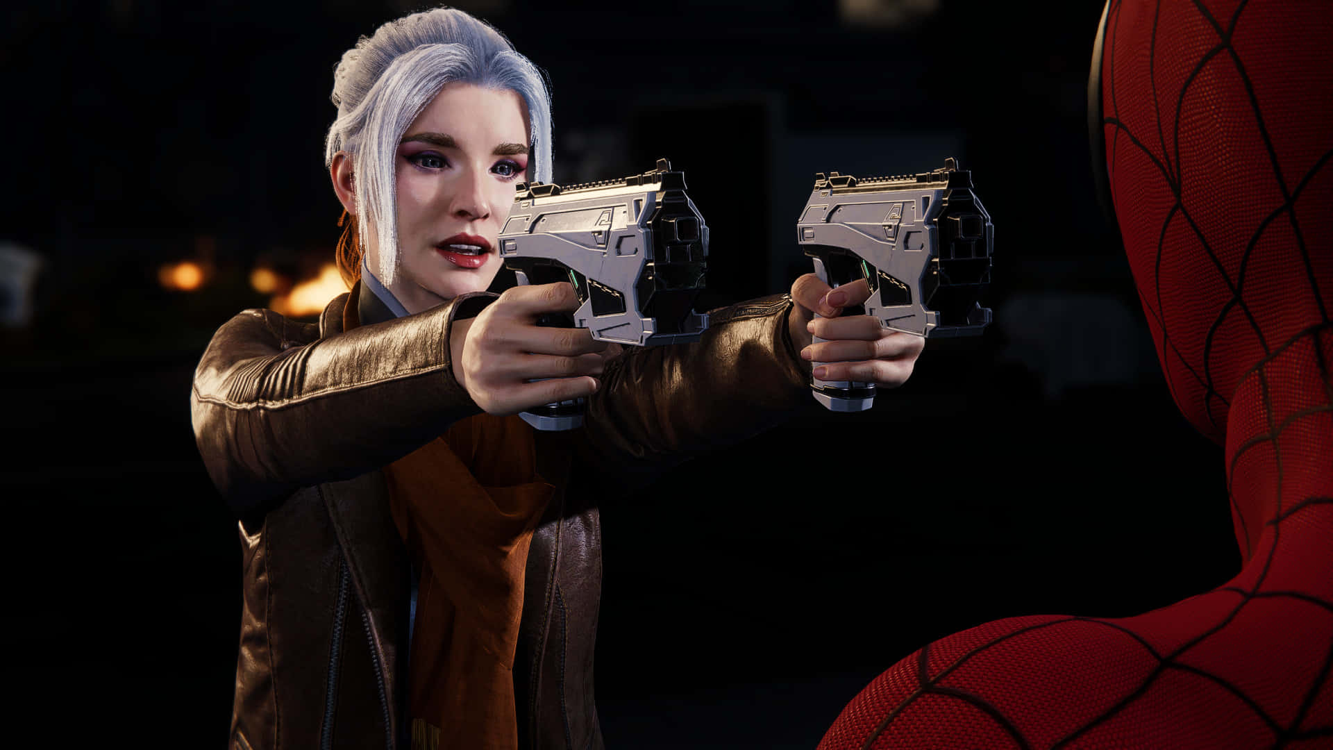 Silver Sable 桌布 壁紙 — 一位銀髮女子身穿皮夾克，在黑暗而戲劇性的對峙中，用兩把未來風格手槍瞄準蜘蛛人。