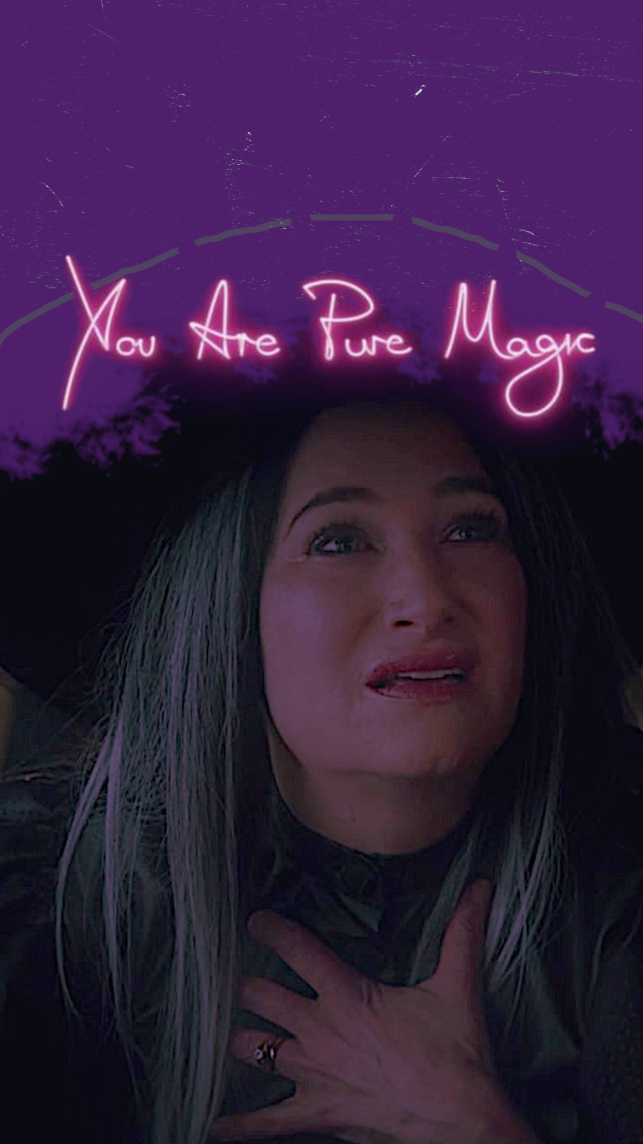 Agatha 桌布 壁紙 — 一位銀髮女性在深紫色天空背景下，於一個寫著「You Are Pure Magic」的發光粉紅色霓虹燈牌下敬畏地向上凝視。
