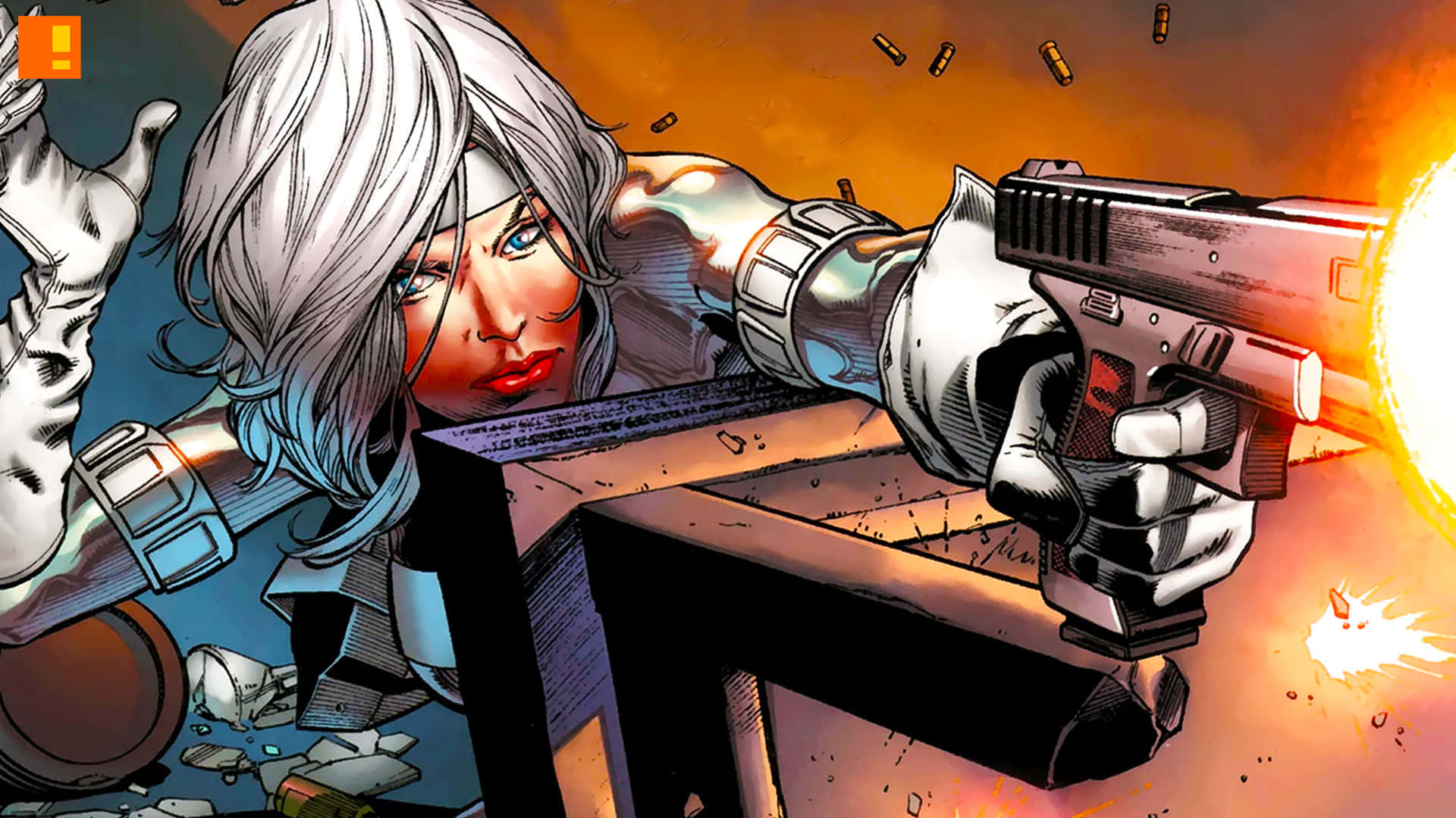 Silver Sable 桌布 壁紙 — 一位銀髮女性身著戰鬥裝備，在熾熱的橙色背景下開槍，伴隨著槍口閃光和飛舞的子彈。