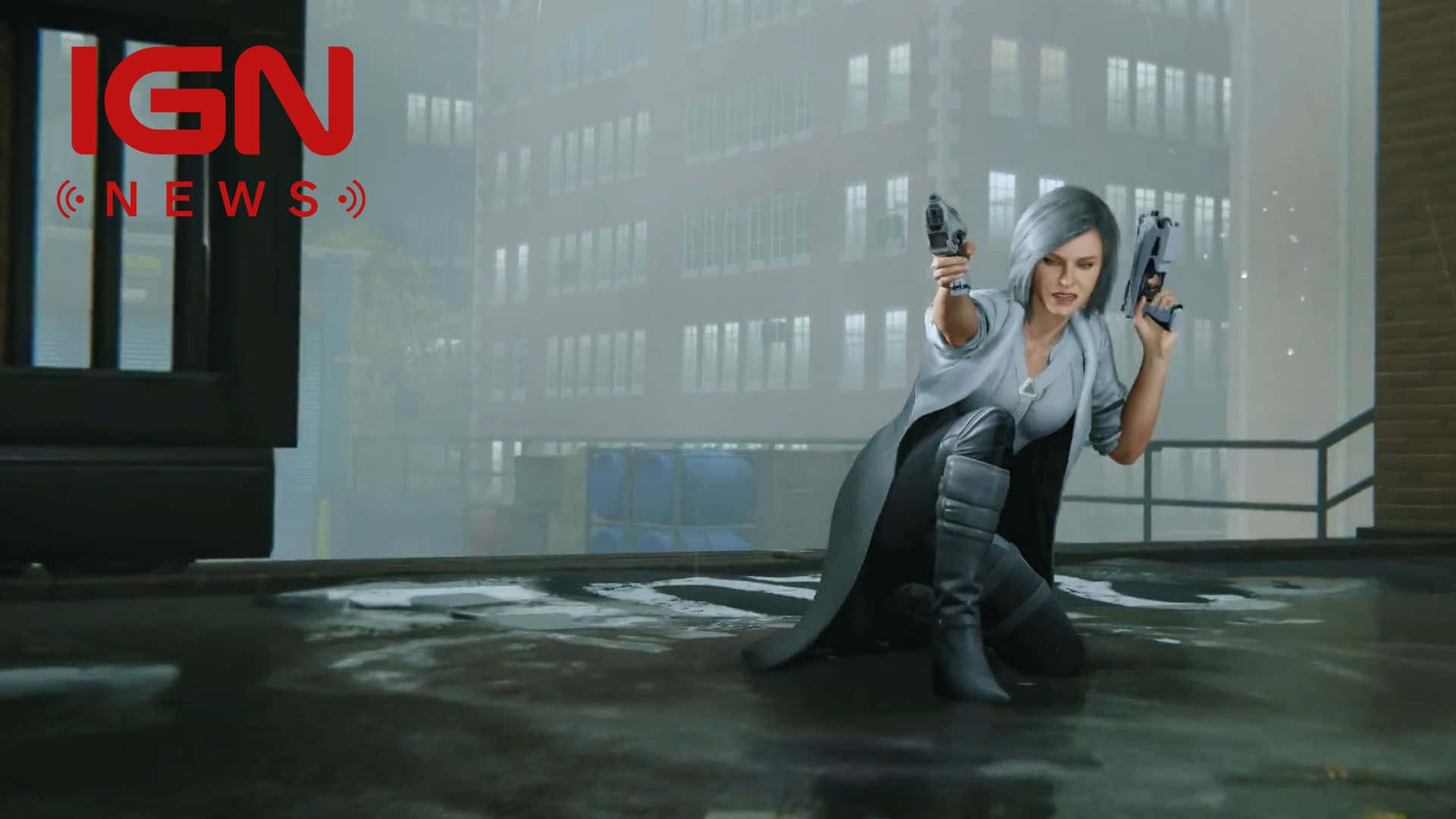Silver Sable 桌布 壁紙 — 一位銀髮女特工跪在濕漉漉的屋頂上，用兩把手槍瞄準看不見的威脅，身後是霧氣瀰漫的城市天際線。