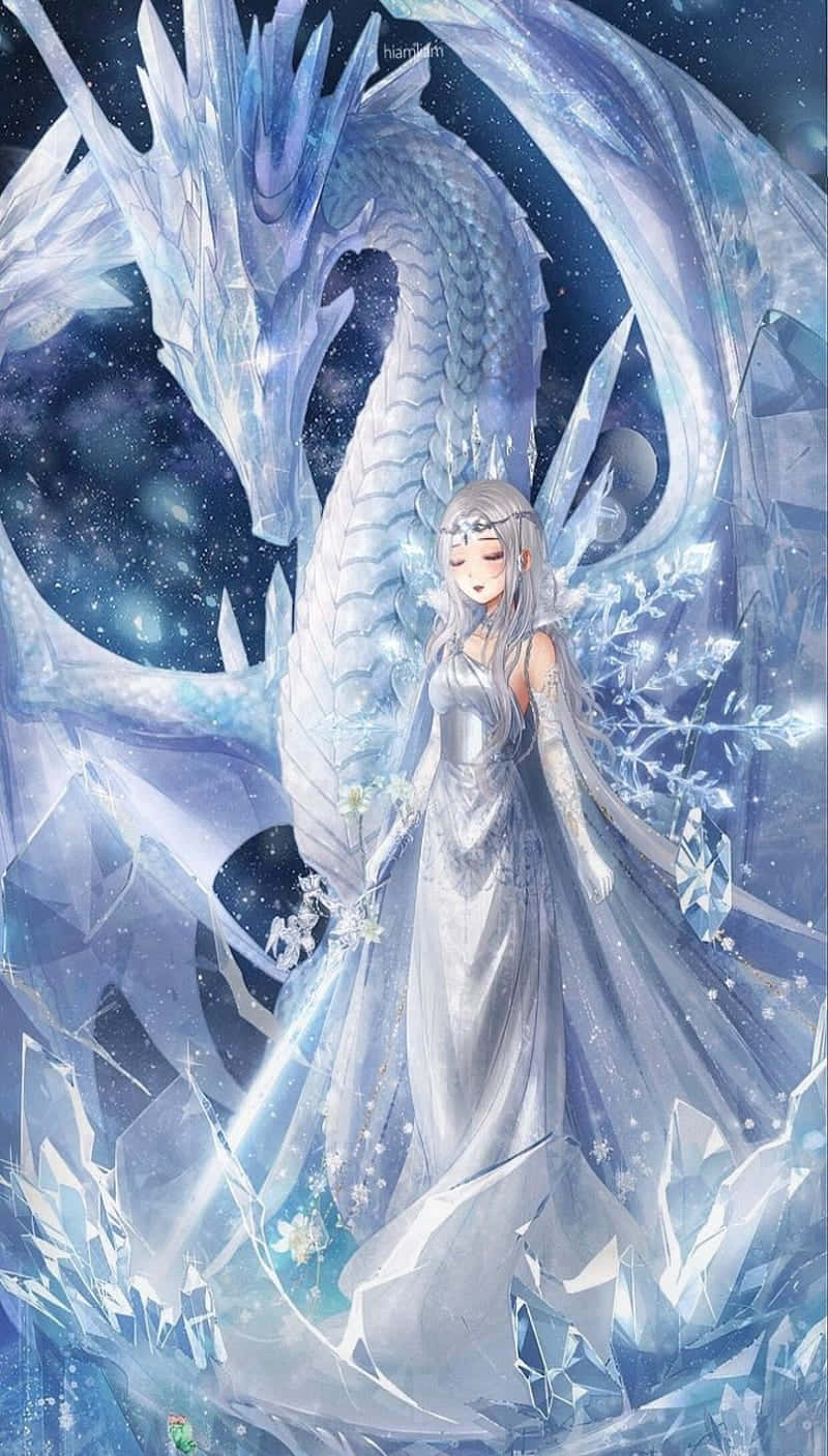 龍 桌布 壁紙 — 一位銀髮少女身穿飄逸長裙，在星光燦爛的天空下，站在發光水晶 formations 中的雄偉冰龍旁邊。