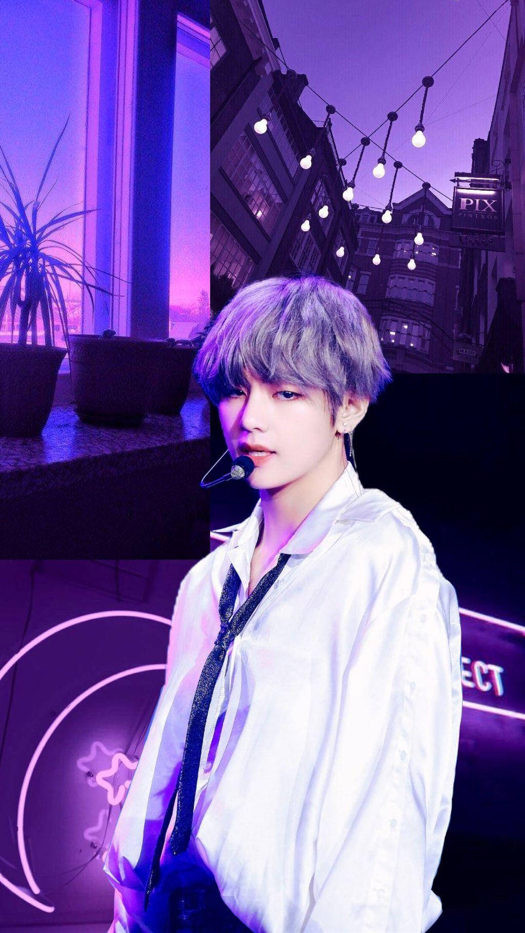 BTS 桌布 壁紙 — 一位銀髮年輕男子夜晚站在霓虹燈照亮的城市小巷中，身穿白襯衫並戴著麥克風。