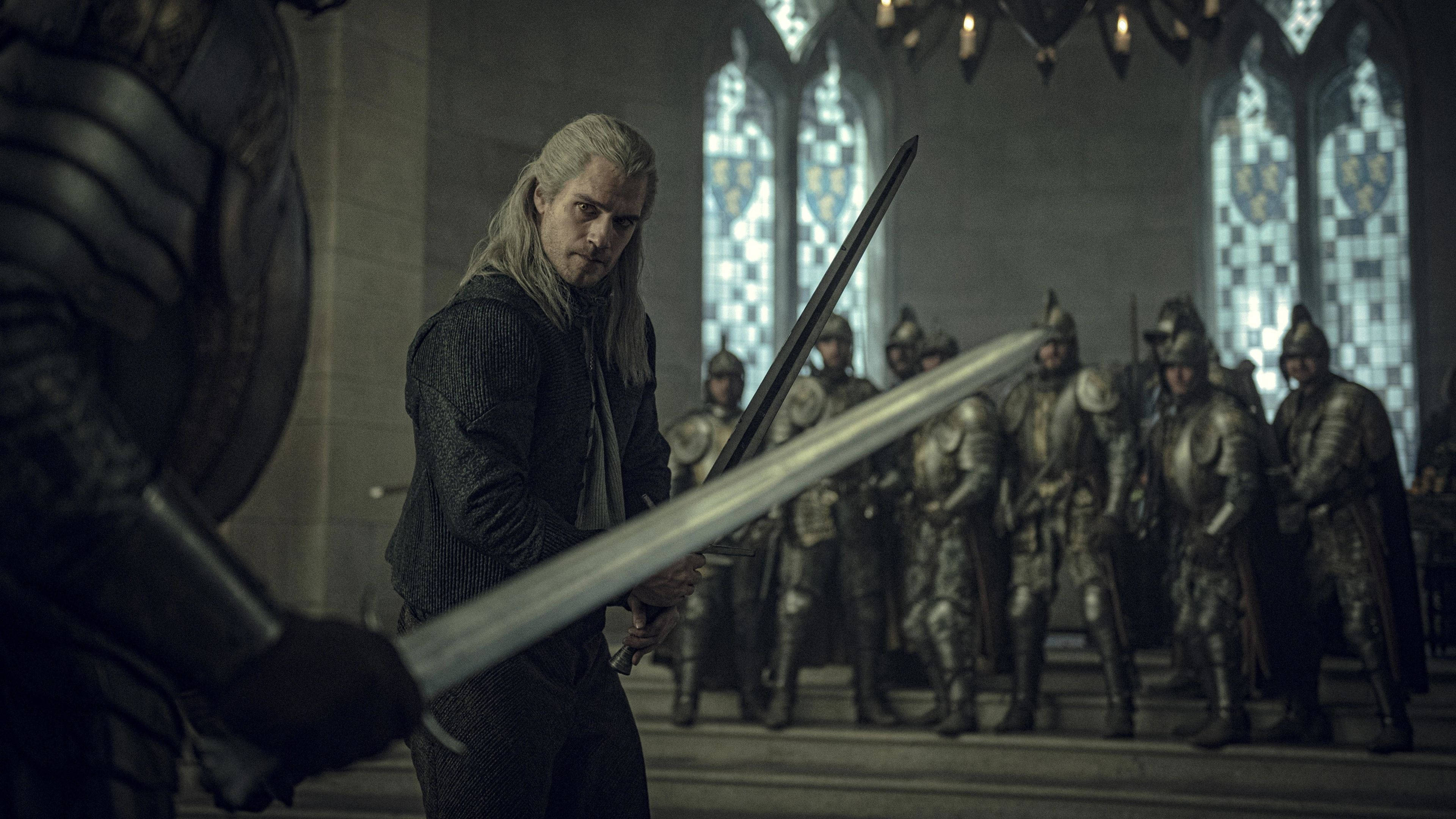 witcher 4K 桌布 壁紙 — 一位銀髮戰士在石廳內緊張對峙，手握劍，兩旁是身穿鎧甲的騎士，上方是彩繪玻璃窗。