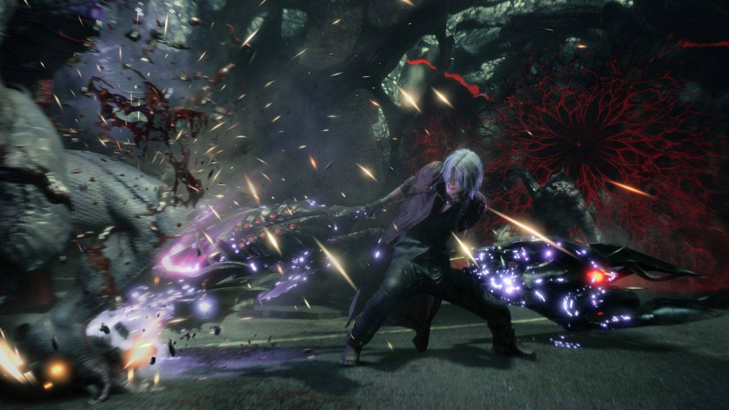 Devil May Cry 5 桌布 壁紙 — 一位銀髮戰士在黑暗森林中，伴隨著發光的紫色能量和飛散的碎片，斬殺一隻怪物。