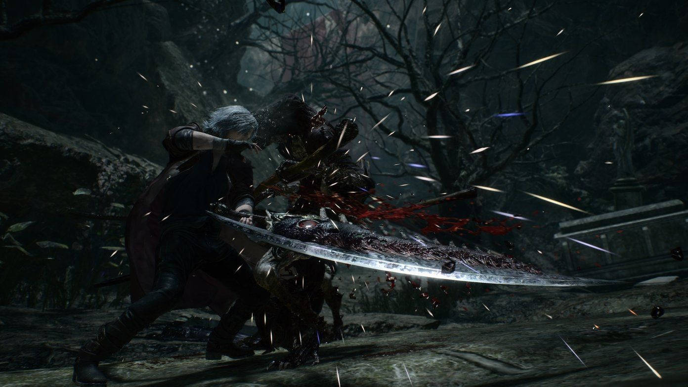 Devil May Cry 5 桌布 壁紙 — 一位銀髮戰士在黑暗森林中斬殺怪物敵人，鮮血與火花四濺。