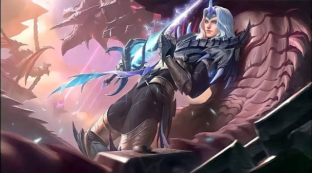 Mobile Legends 動態圖 桌布 壁紙 — 一位銀髮戰士身穿暗色盔甲，在火焰天空下與龍的混亂戰鬥中揮舞著發光的藍色劍。