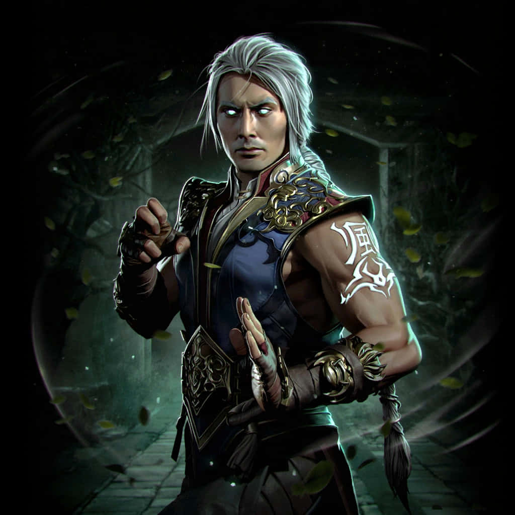 Mortal Kombat Fujin 桌布 壁紙 — 一位銀髮戰士身穿華麗盔甲，在黑暗森林中站定，眼睛發光，落葉飄零。
