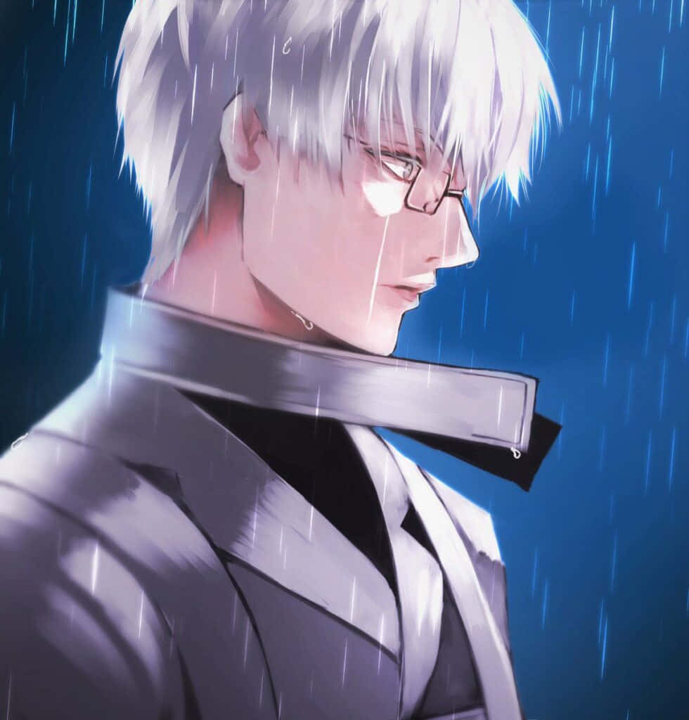 Urban Fantasy 桌布 壁紙 — 一位銀髮戴眼鏡的動畫男子站在深藍色天空下的雨中，雨滴劃過他的臉龐和外套。