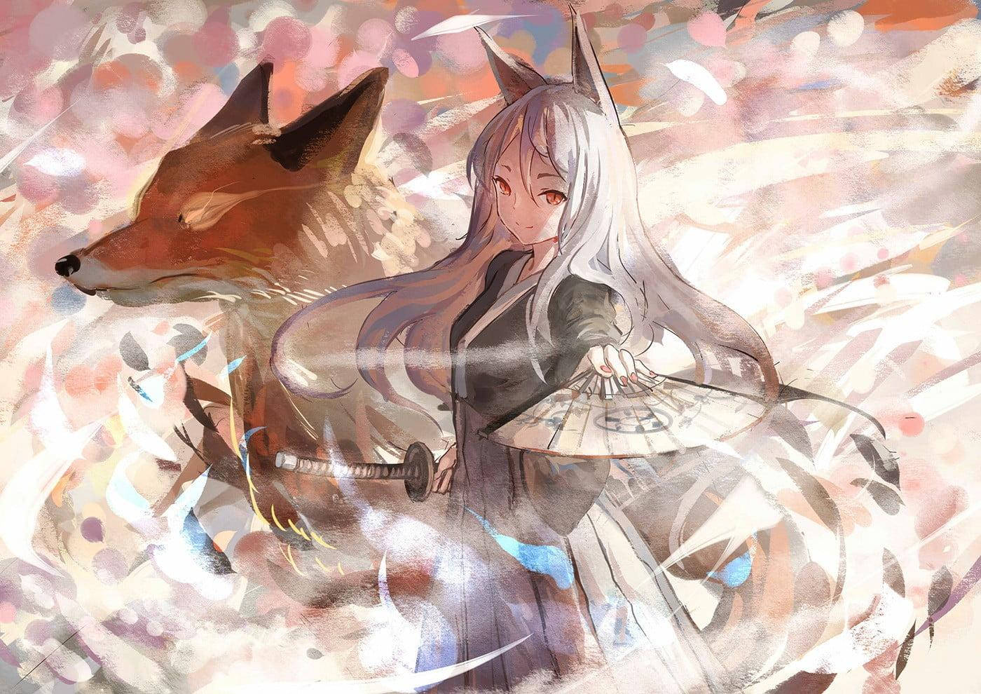 Kitsune 桌布 壁紙 — 一位銀髮的動漫女孩，長著狐狸耳朵，在旋轉的粉紅色和白色花瓣中，在一隻大狐狸旁邊拿著一把扇子。